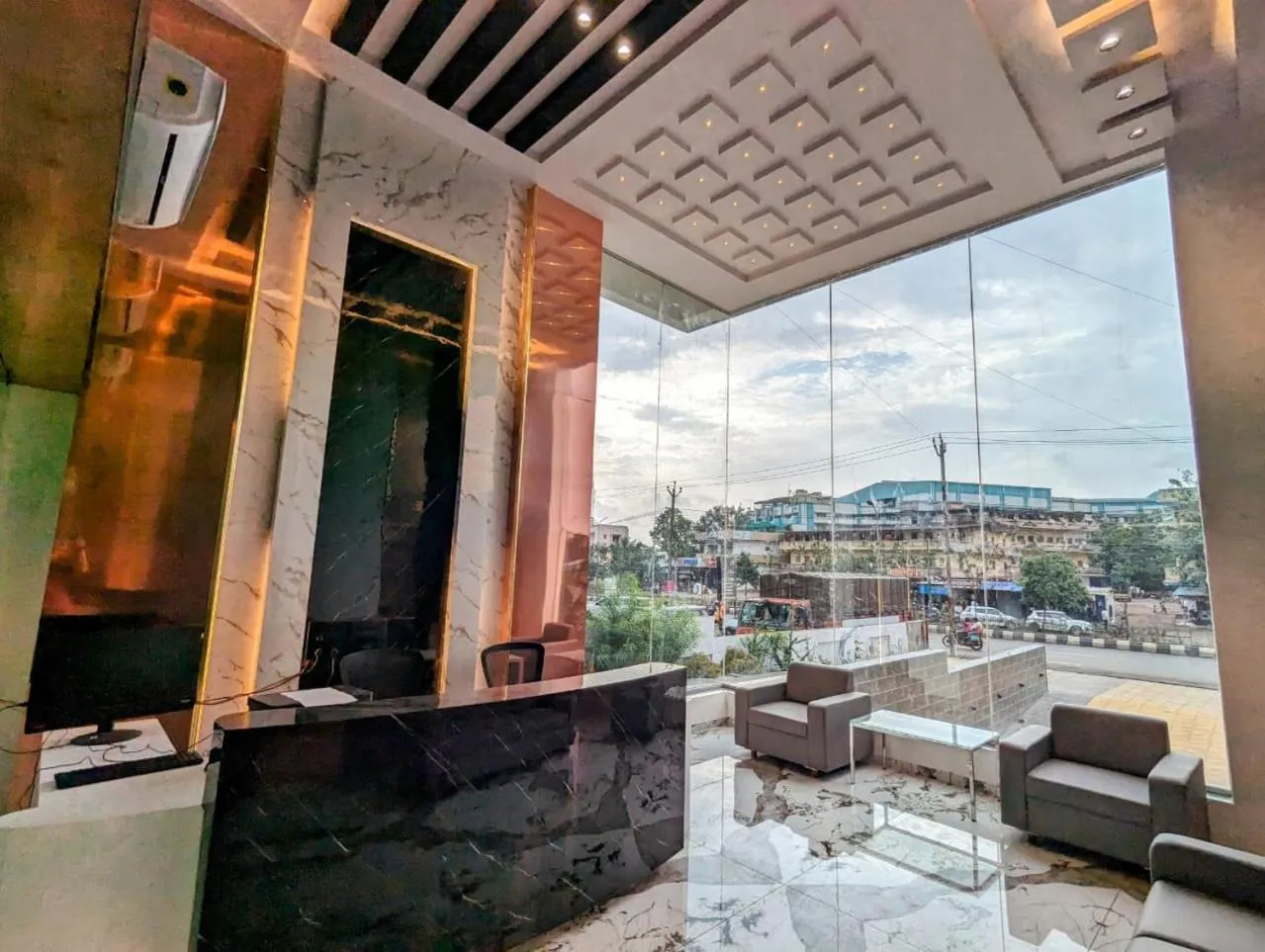 Lobby or reception in Hotel Majestic By NxtJen Hospitality