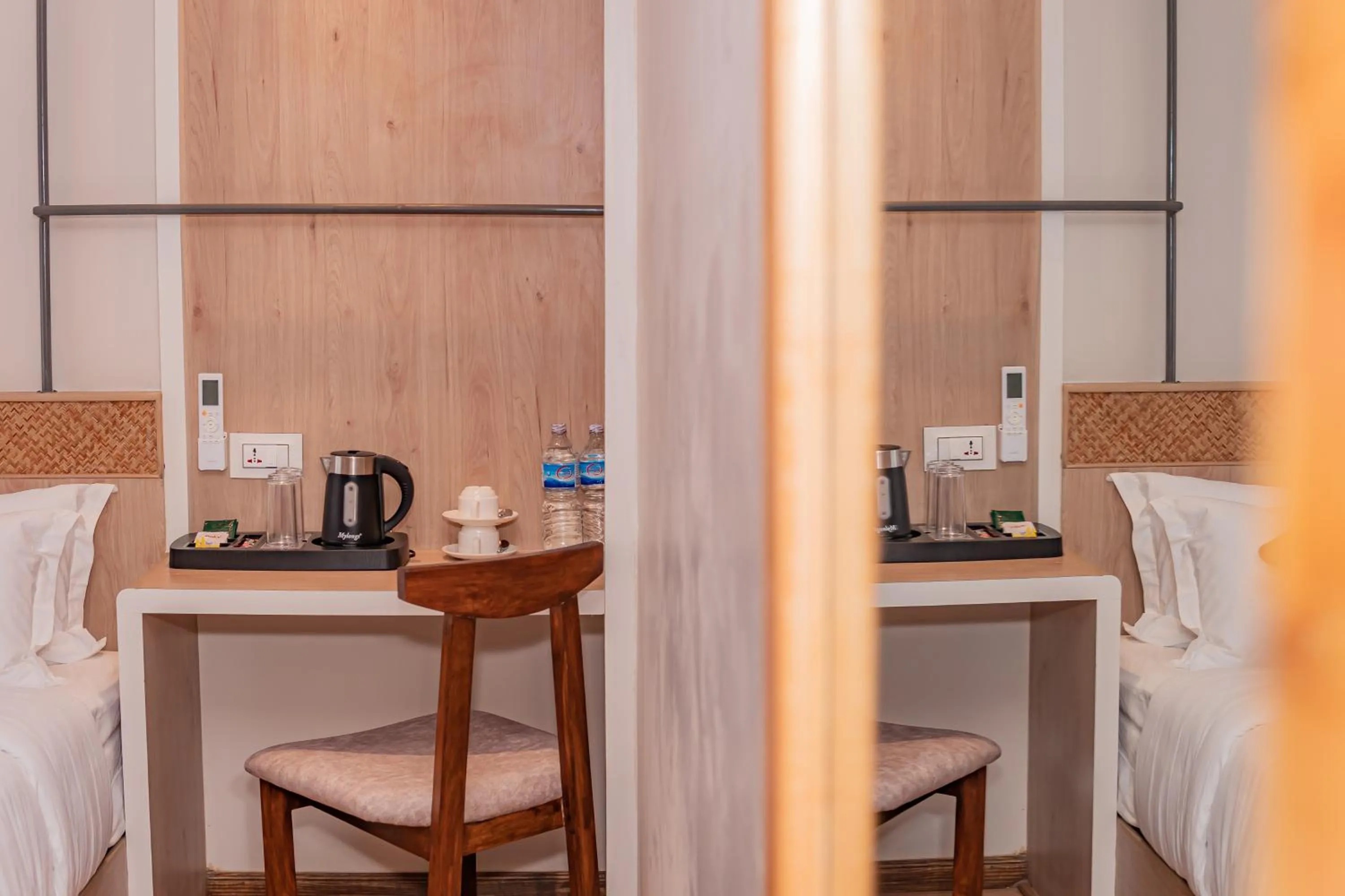 Coffee/tea facilities, Bed in Hotel Vistara