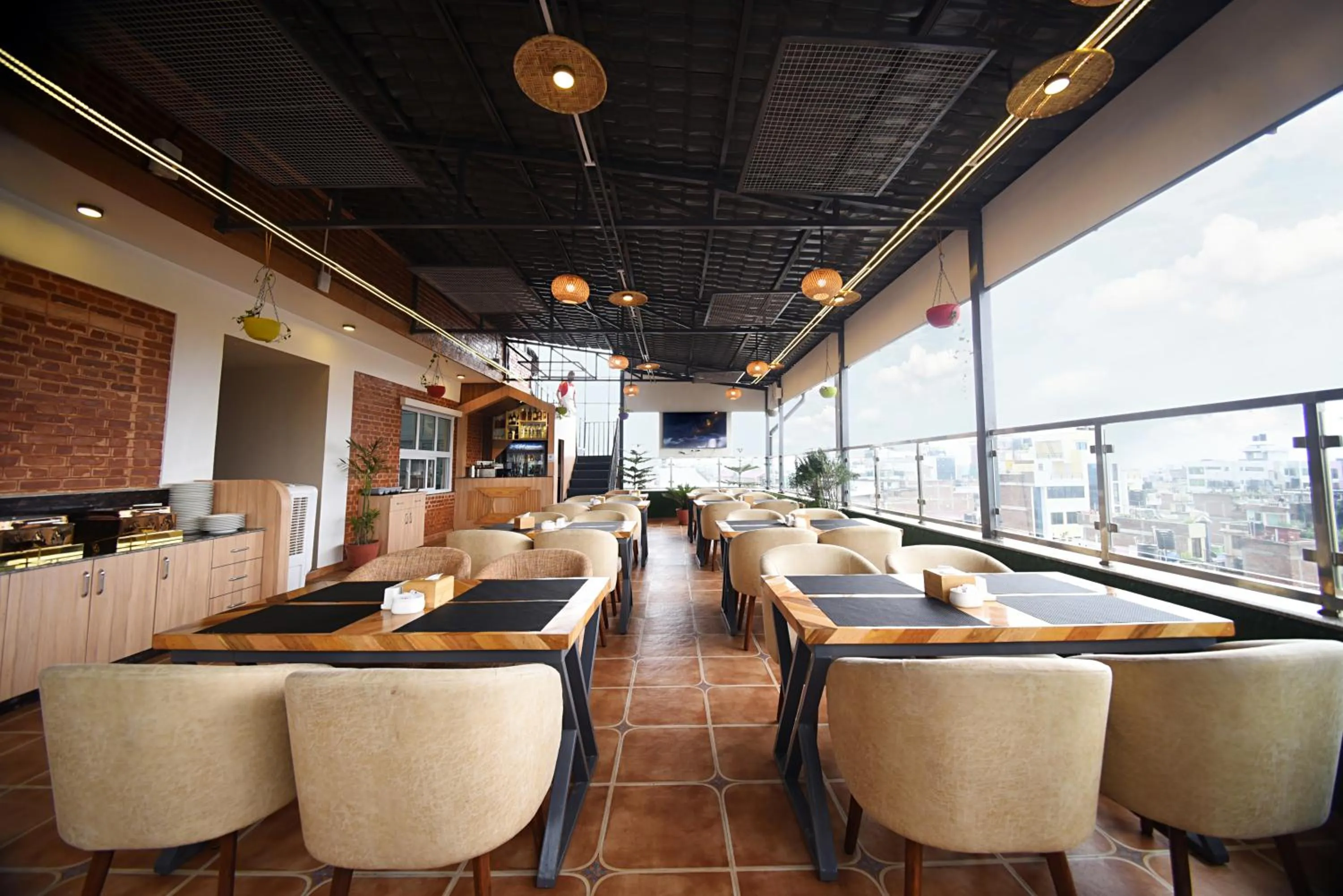 Restaurant/places to eat in Hotel Vistara