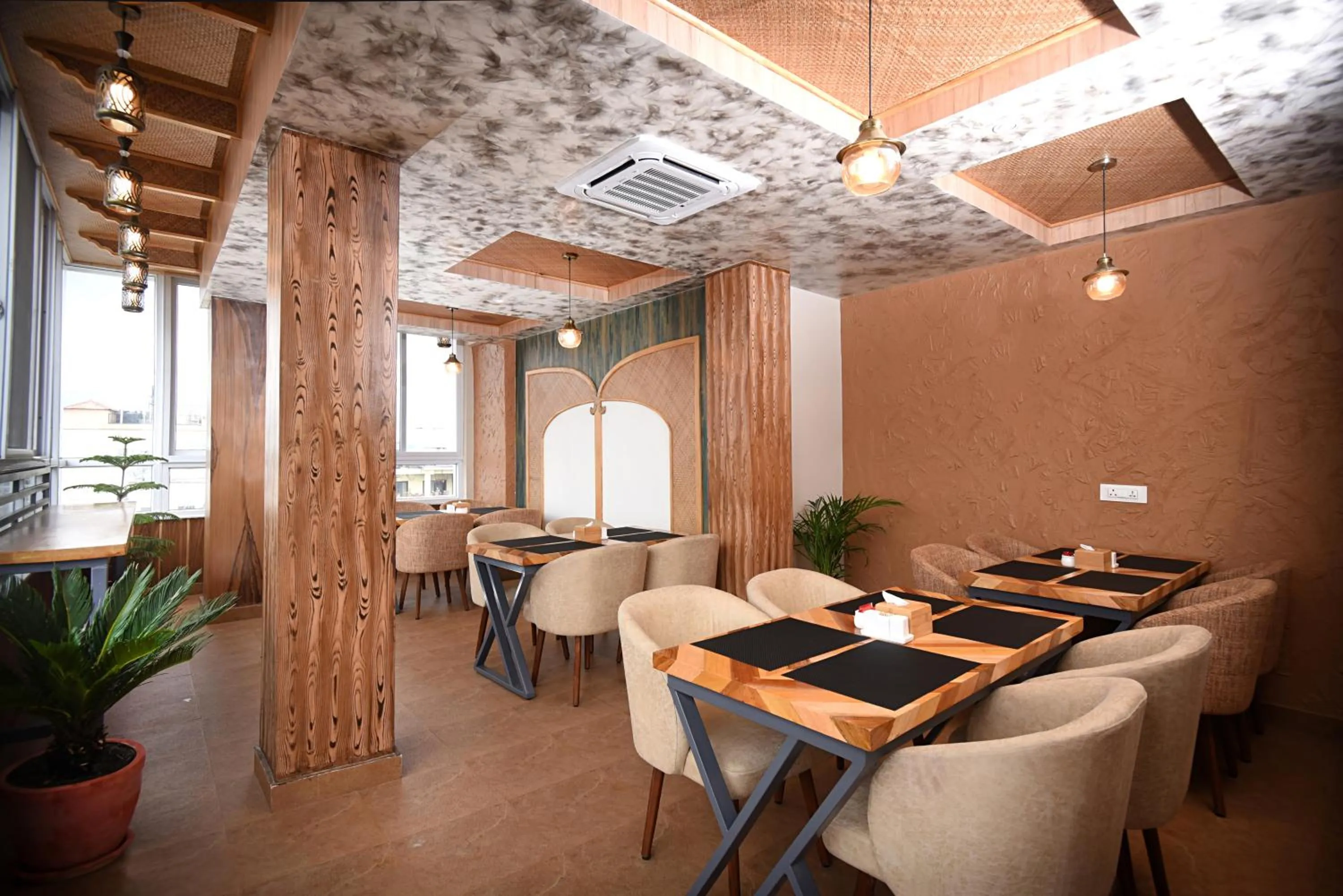 Restaurant/places to eat in Hotel Vistara