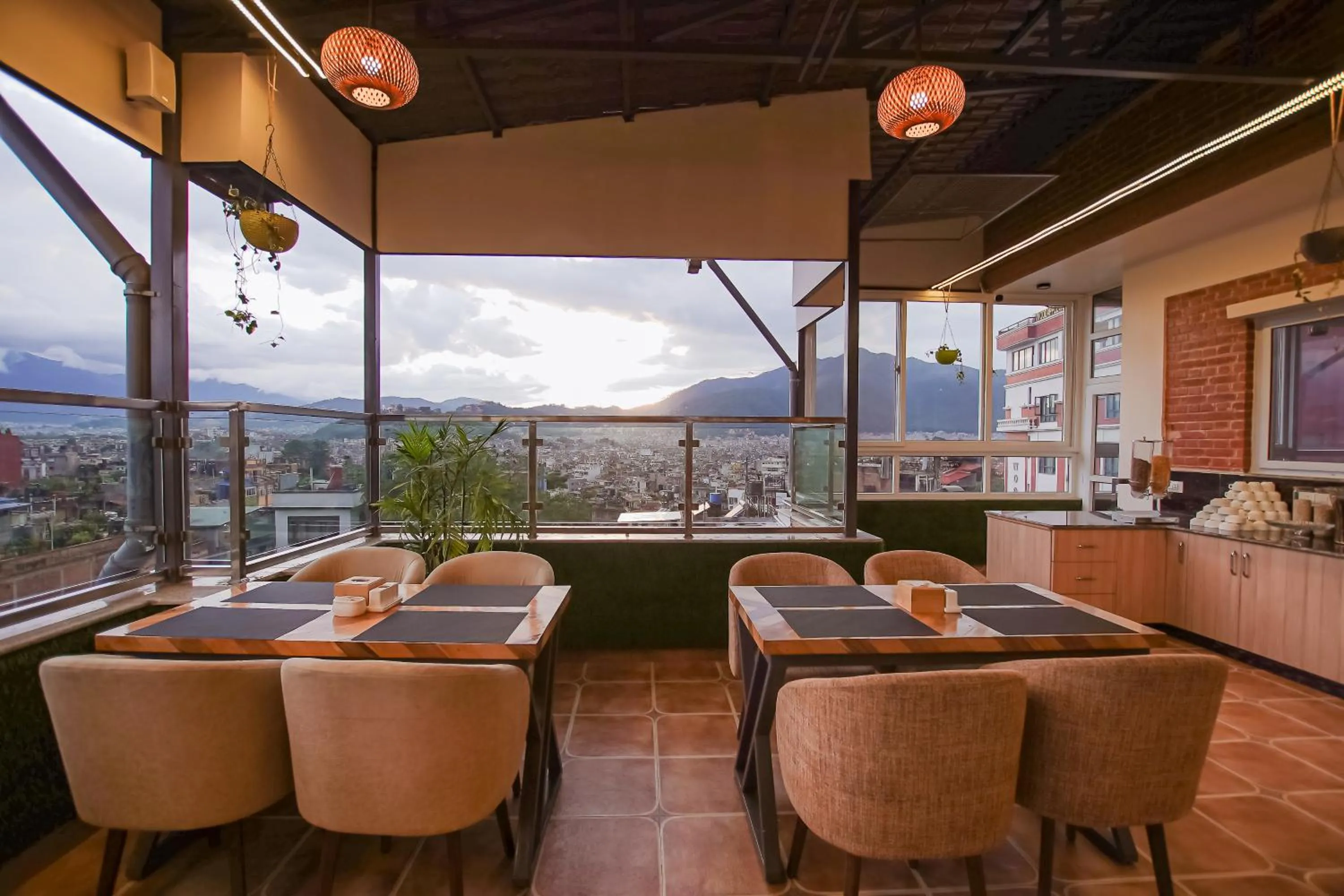 Restaurant/places to eat in Hotel Vistara