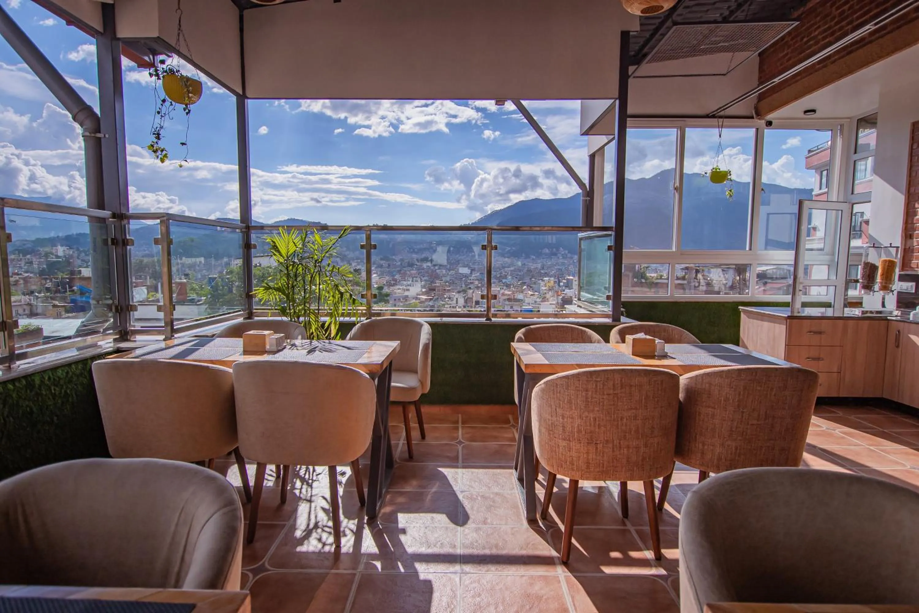 Restaurant/places to eat in Hotel Vistara