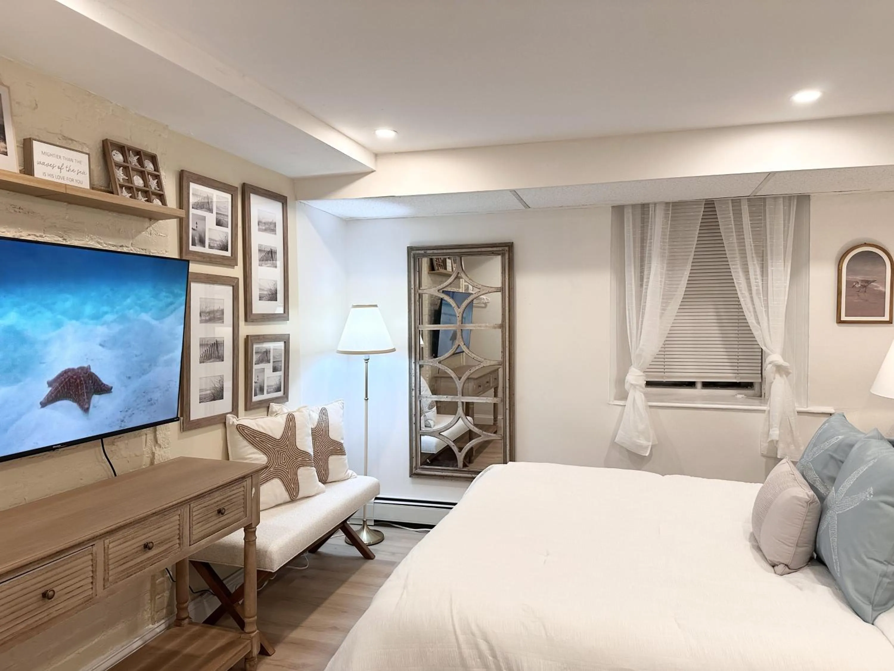 Two-Bedroom Apartment with Garden View in The Underwood-Hale House