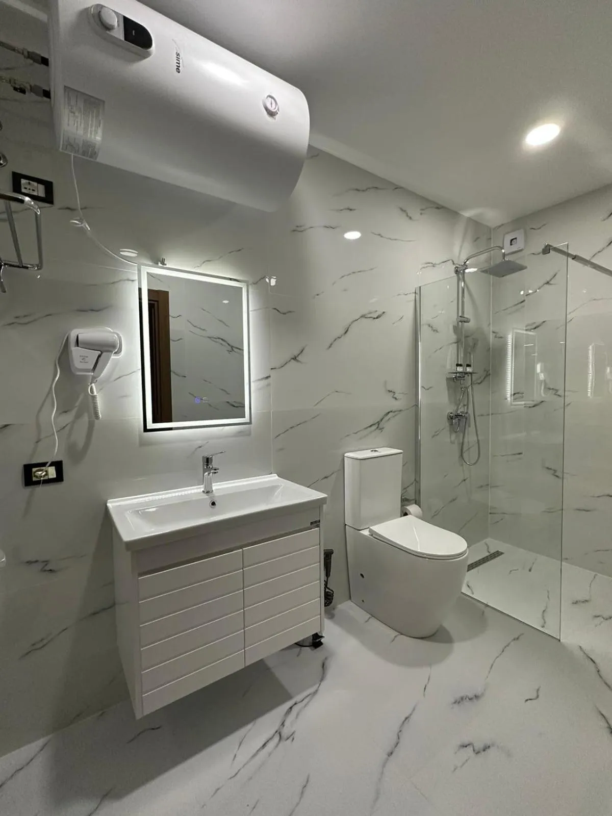 Shower in Hotel Aleks