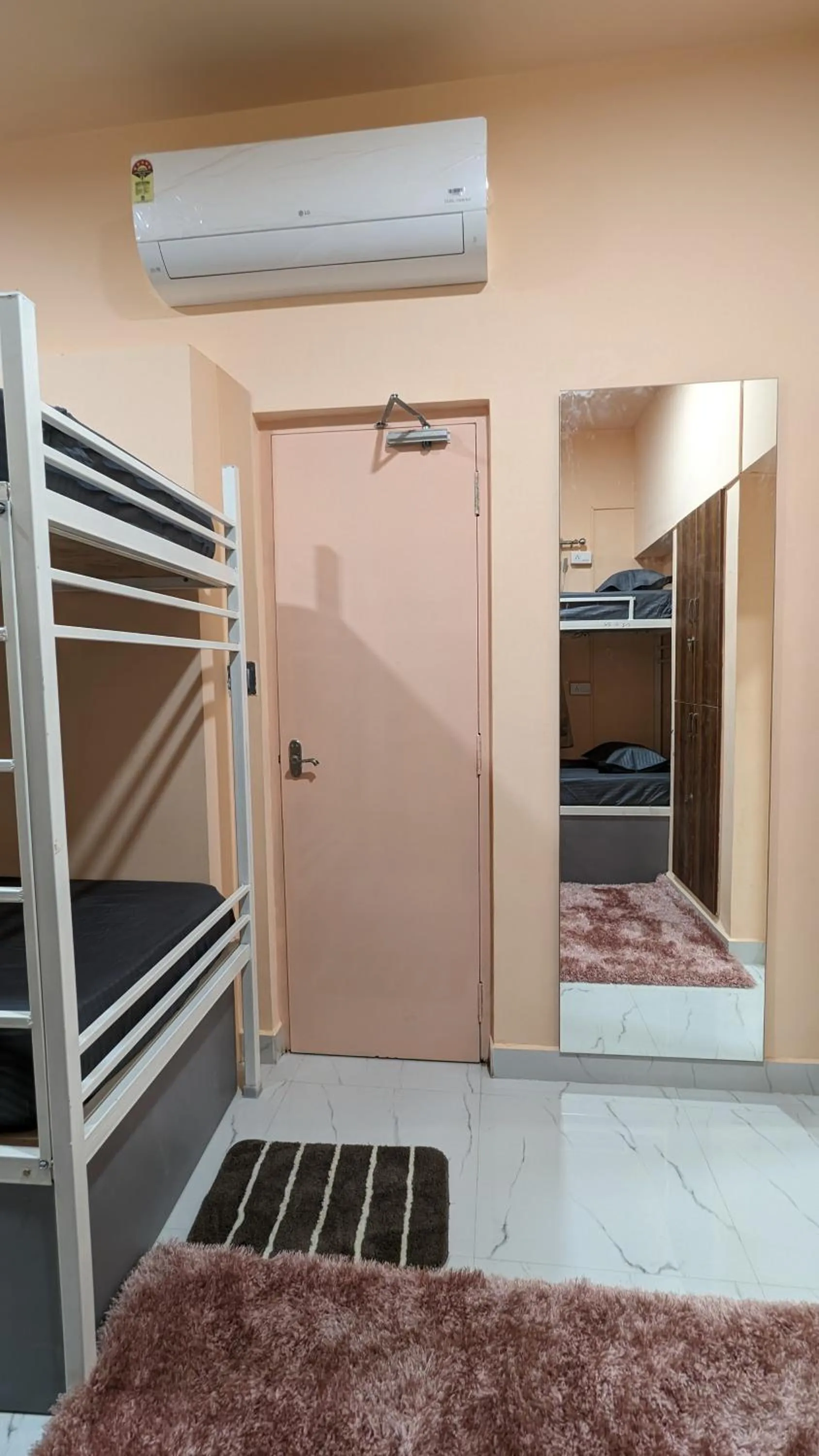 Photo of the whole room in Cayzen