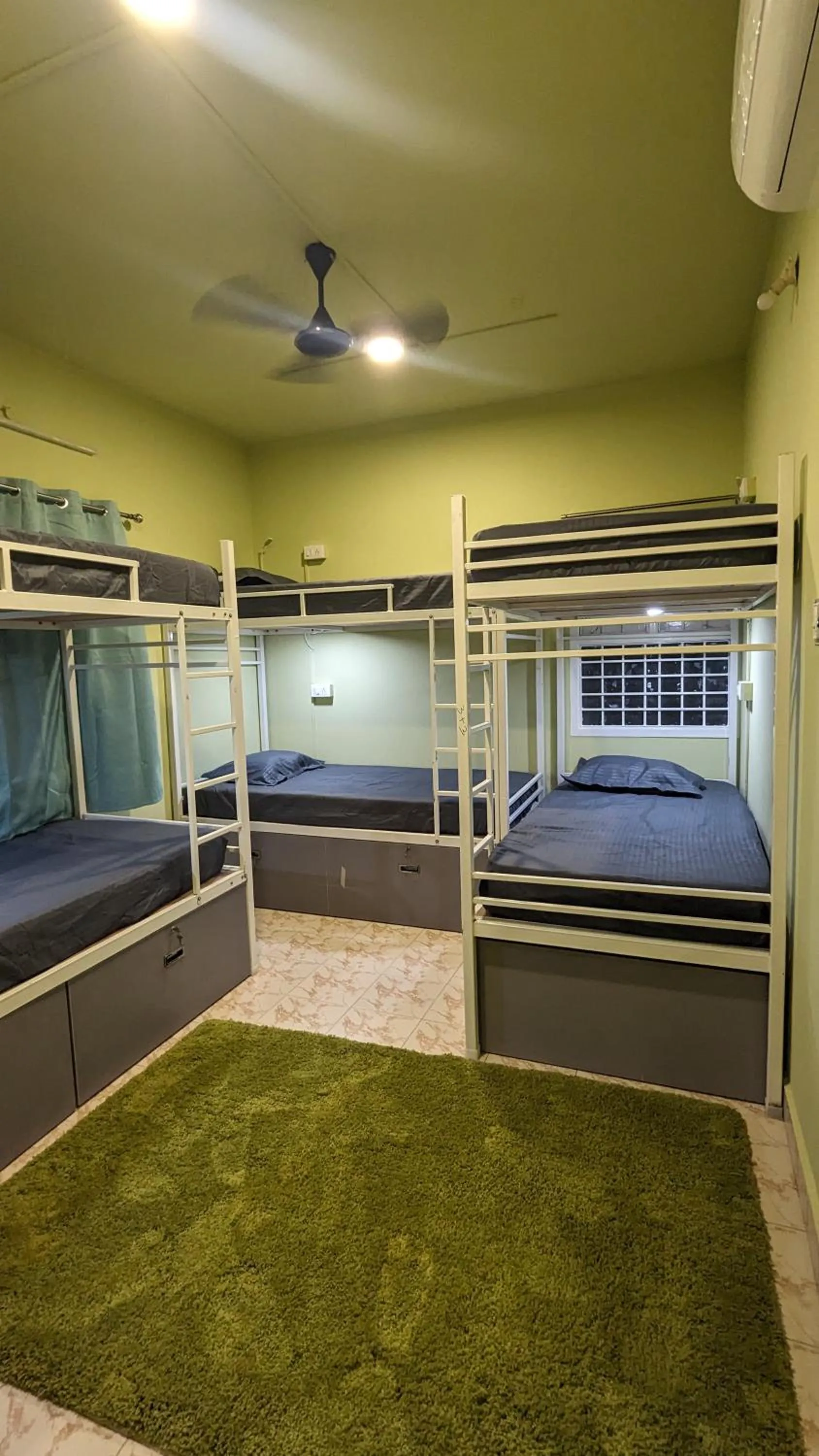 Photo of the whole room, Bed in Cayzen