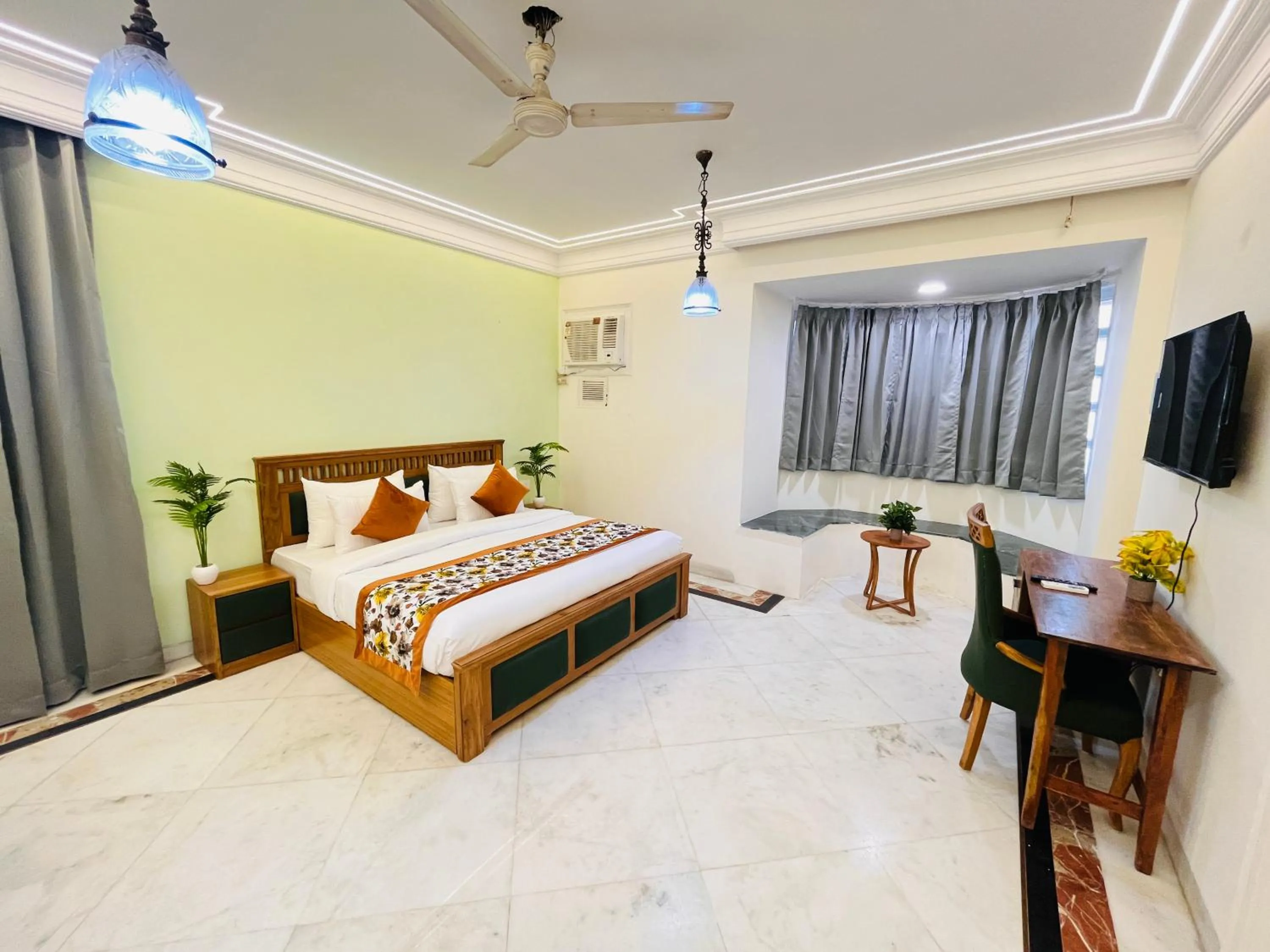 Bed in Gulmohar Residency, Hauz Khas New Delhi, Couple Friendly