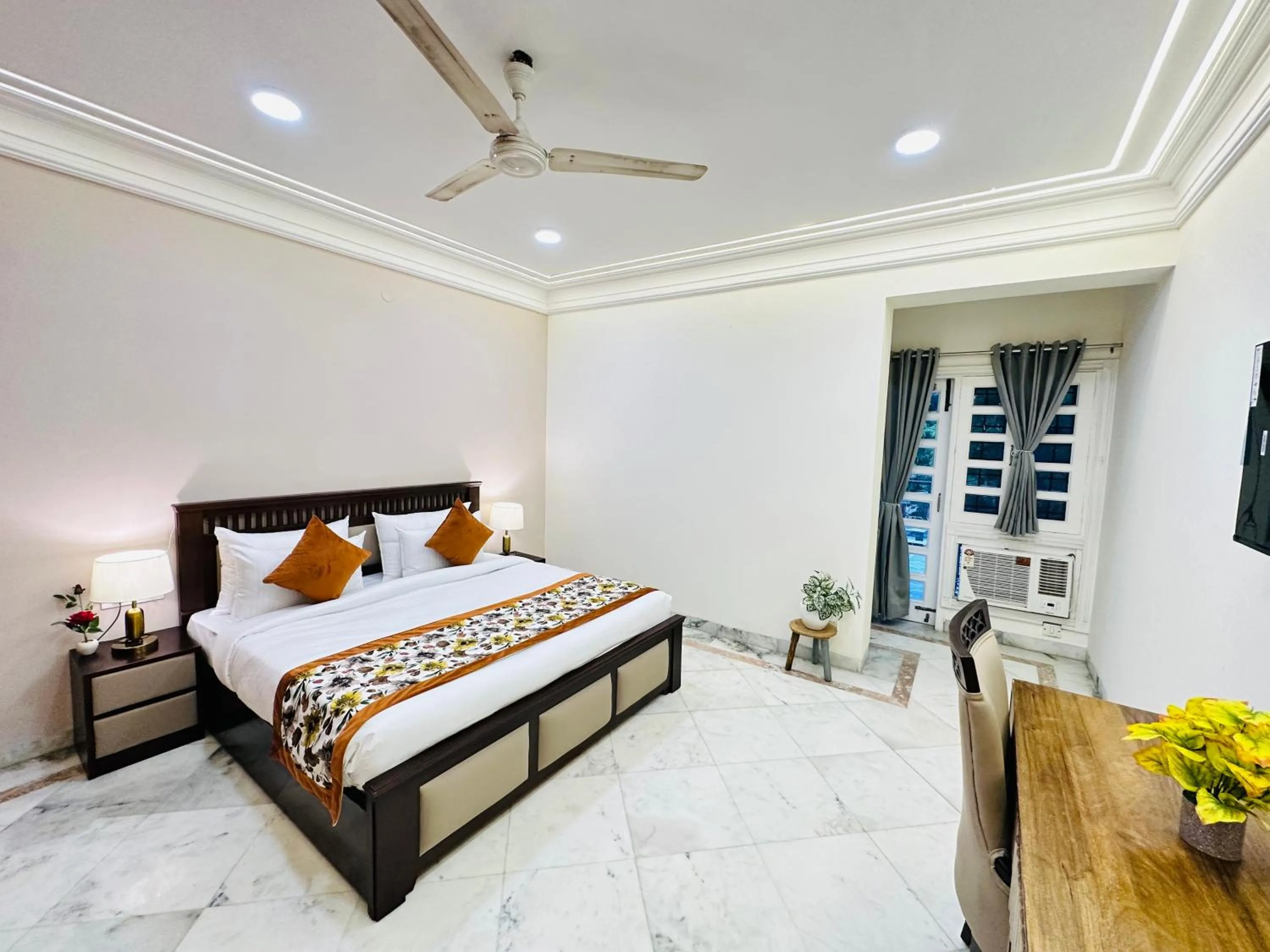 Bed in Gulmohar Residency, Hauz Khas New Delhi, Couple Friendly