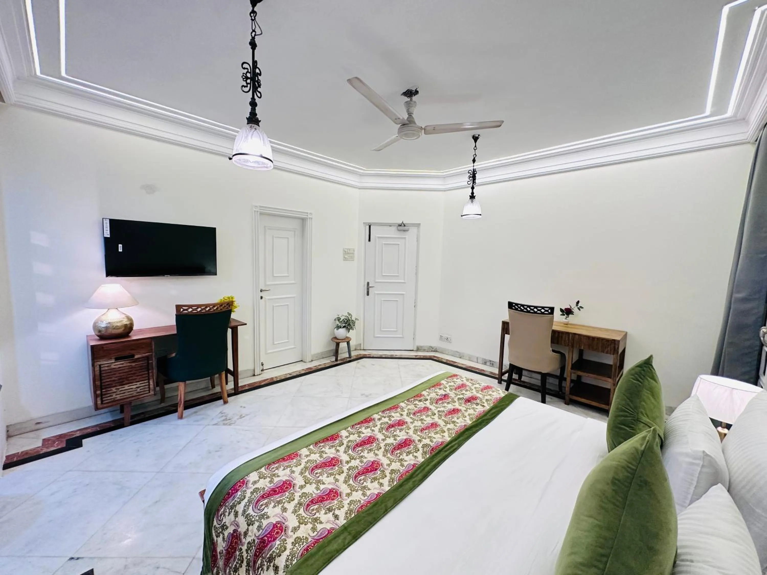 Communal lounge/ TV room, Bed in Gulmohar Residency, Hauz Khas New Delhi, Couple Friendly