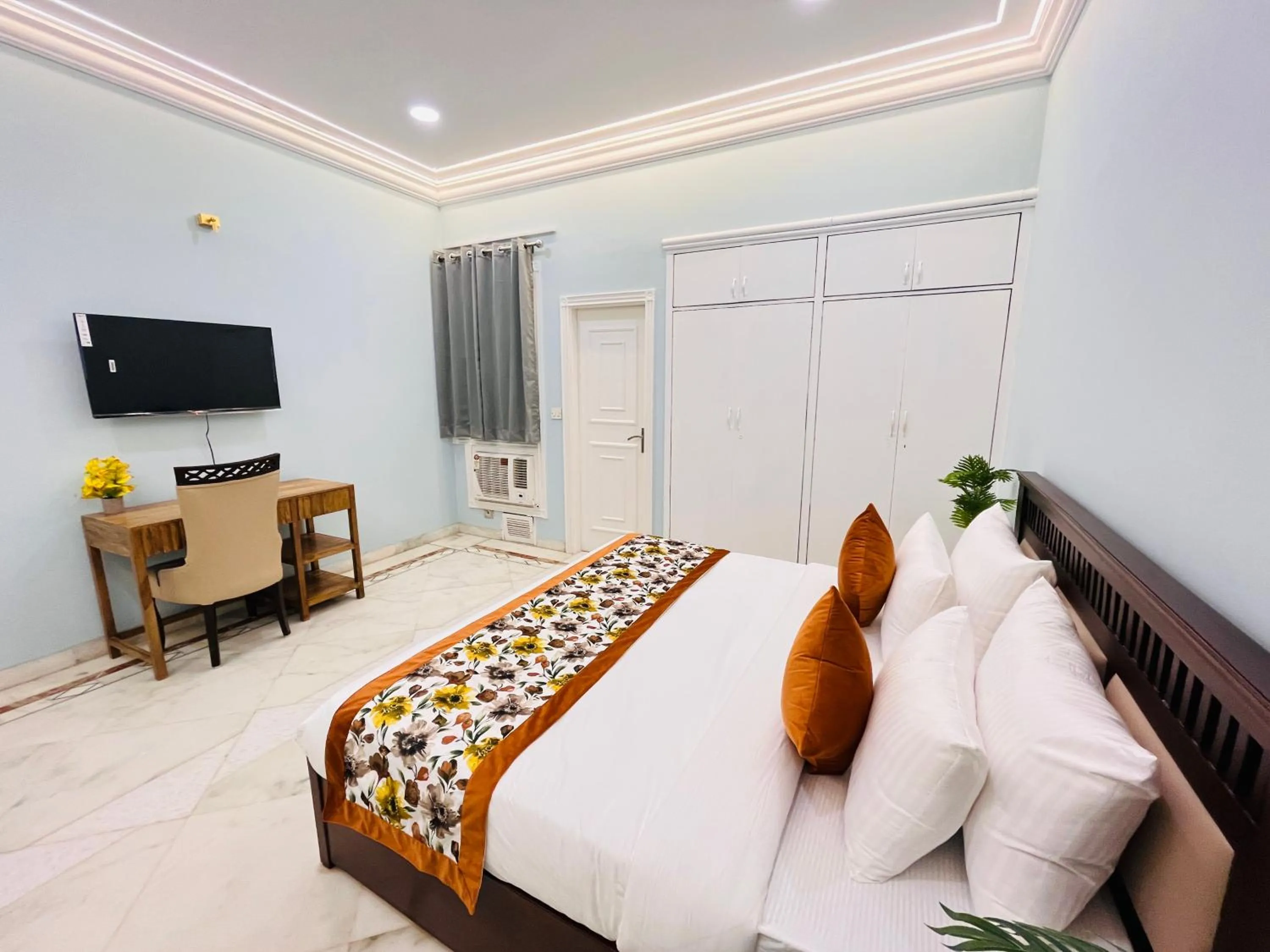 Bed in Gulmohar Residency, Hauz Khas New Delhi, Couple Friendly