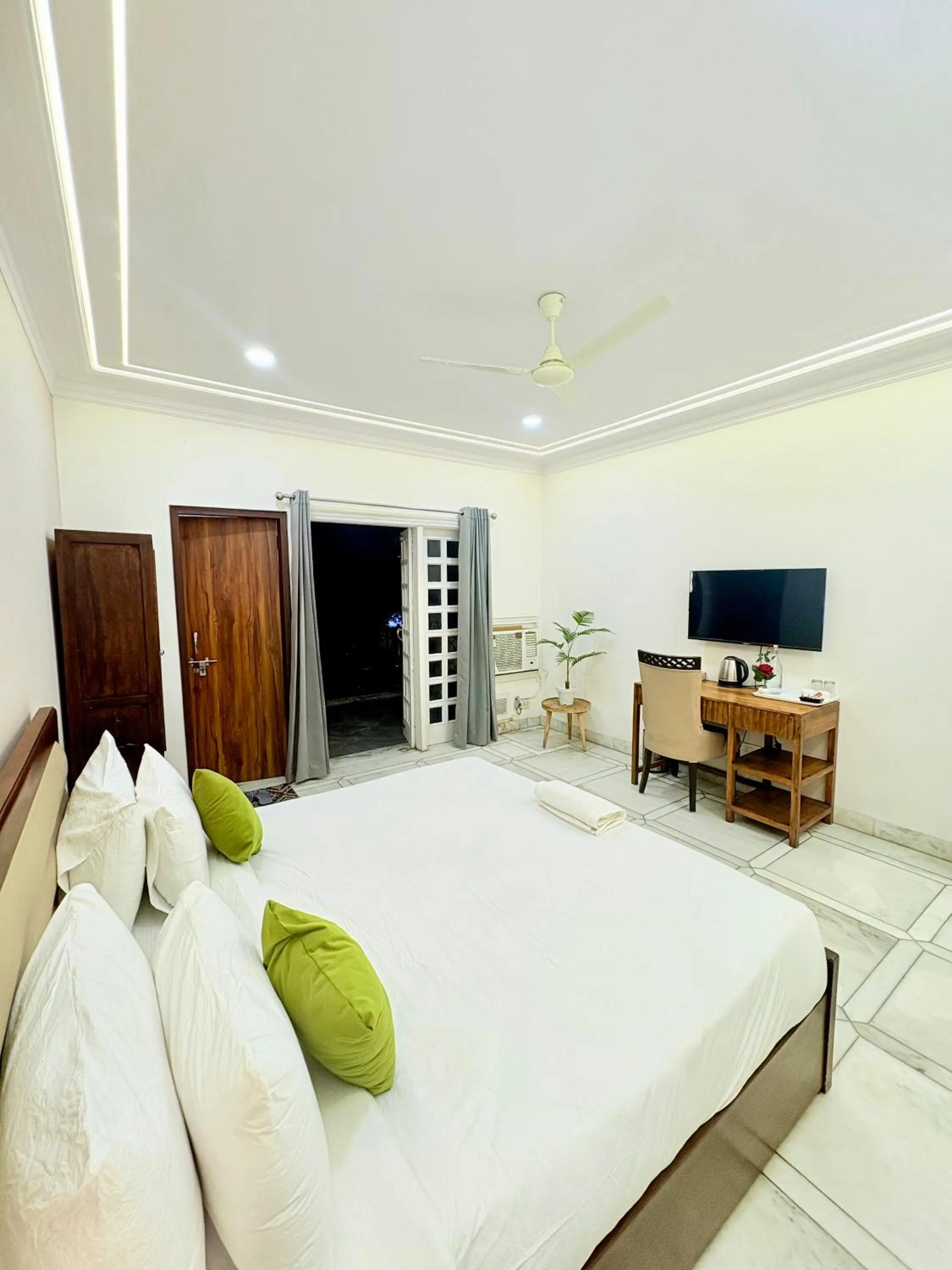 Bedroom, Bed in Gulmohar Residency, Hauz Khas New Delhi, Couple Friendly