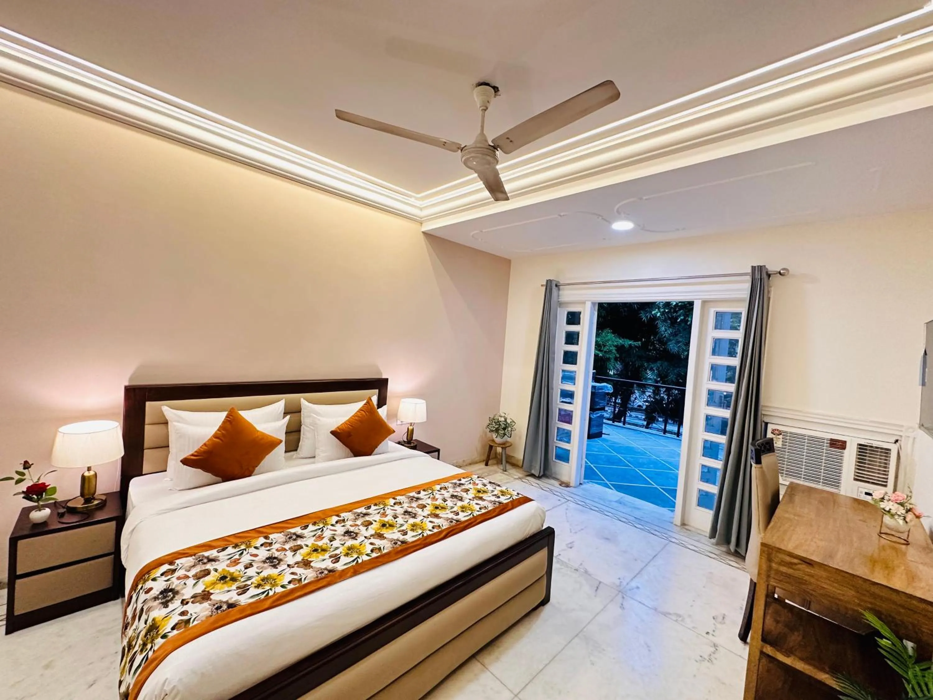 Bed in Gulmohar Residency, Hauz Khas New Delhi, Couple Friendly