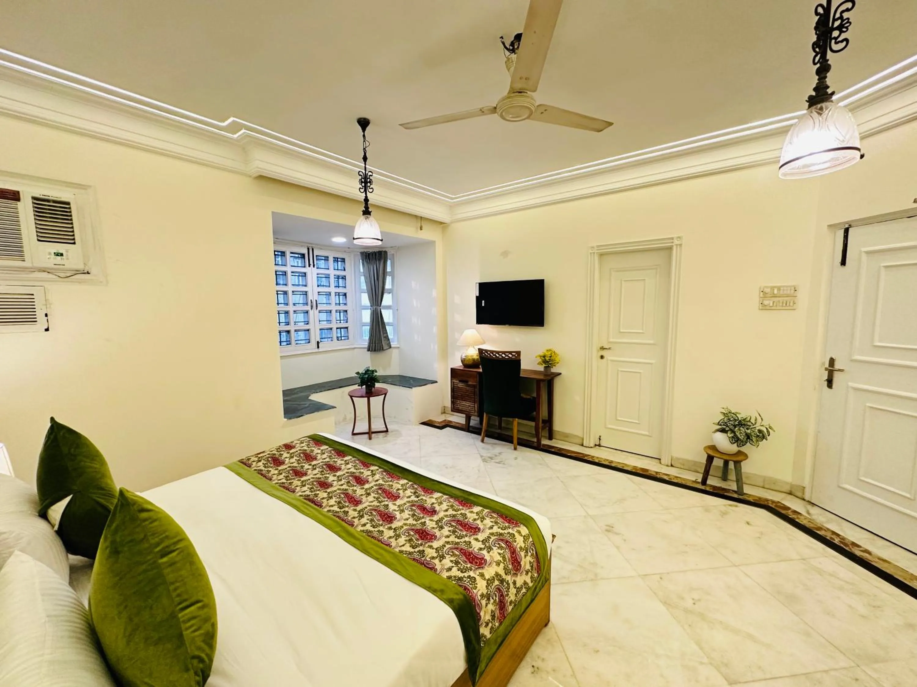 Bed in Gulmohar Residency, Hauz Khas New Delhi, Couple Friendly