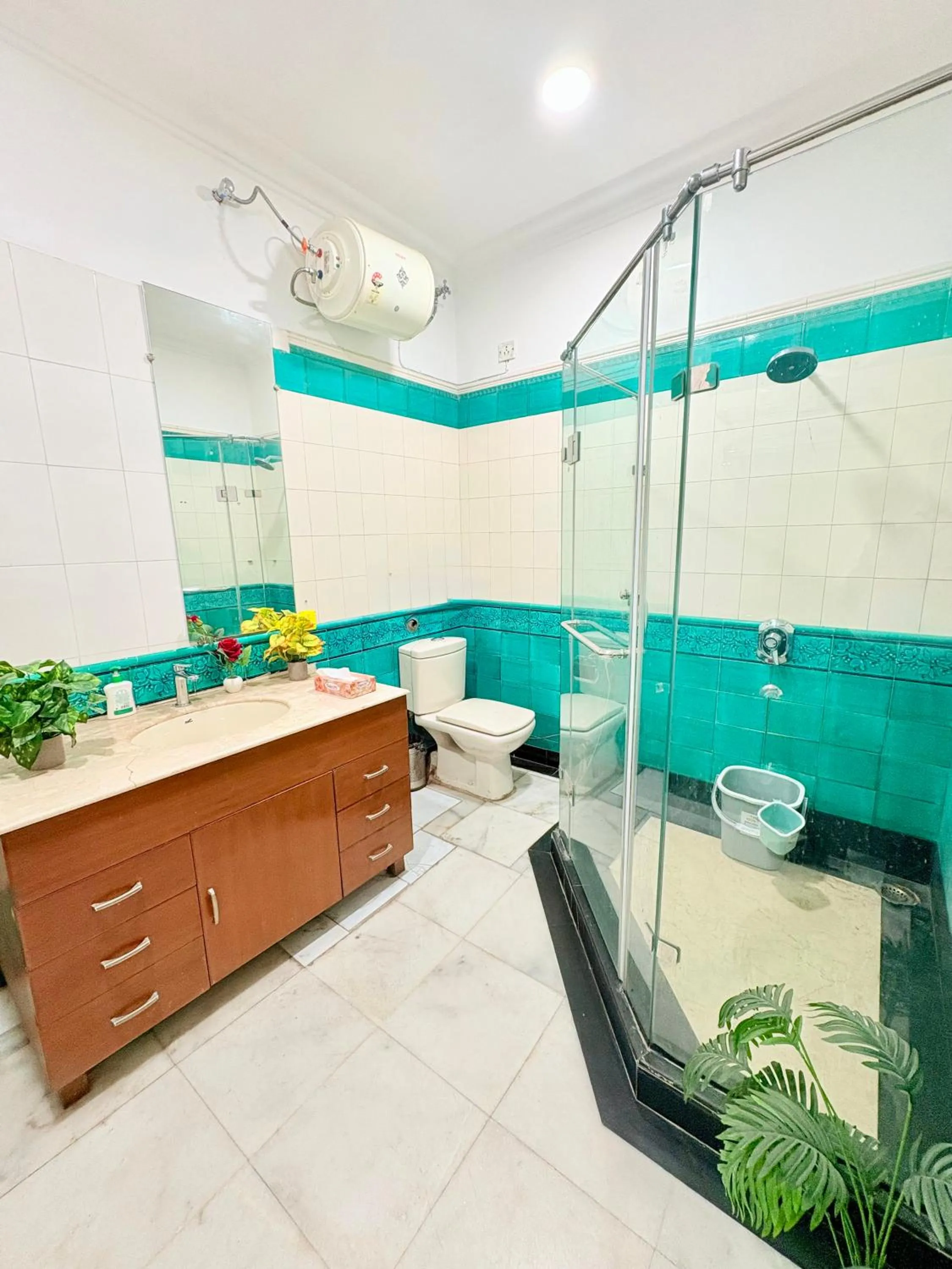 Shower in Gulmohar Residency, Hauz Khas New Delhi, Couple Friendly