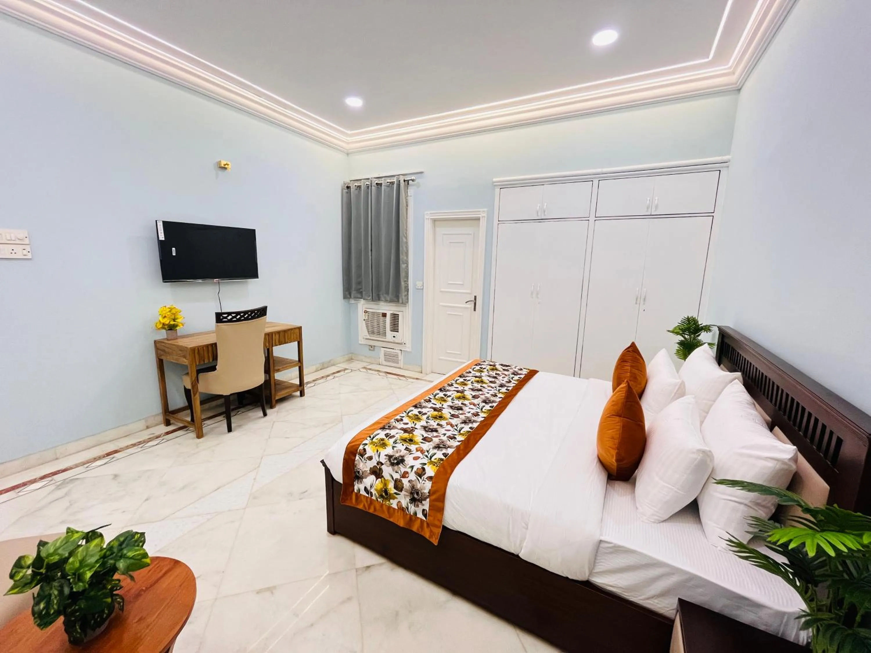 Bed in Gulmohar Residency, Hauz Khas New Delhi, Couple Friendly