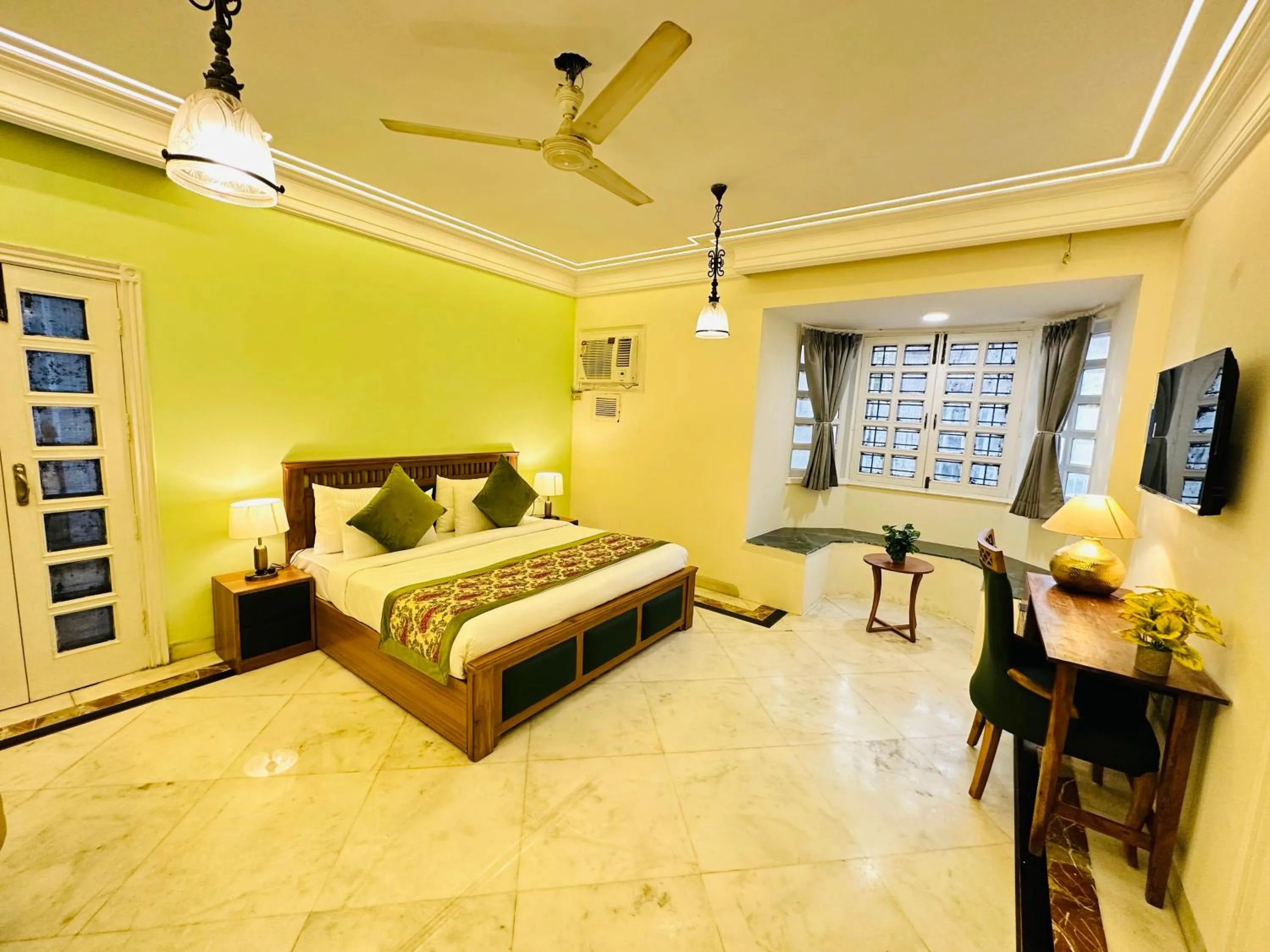 Communal lounge/ TV room, Bed in Gulmohar Residency, Hauz Khas New Delhi, Couple Friendly