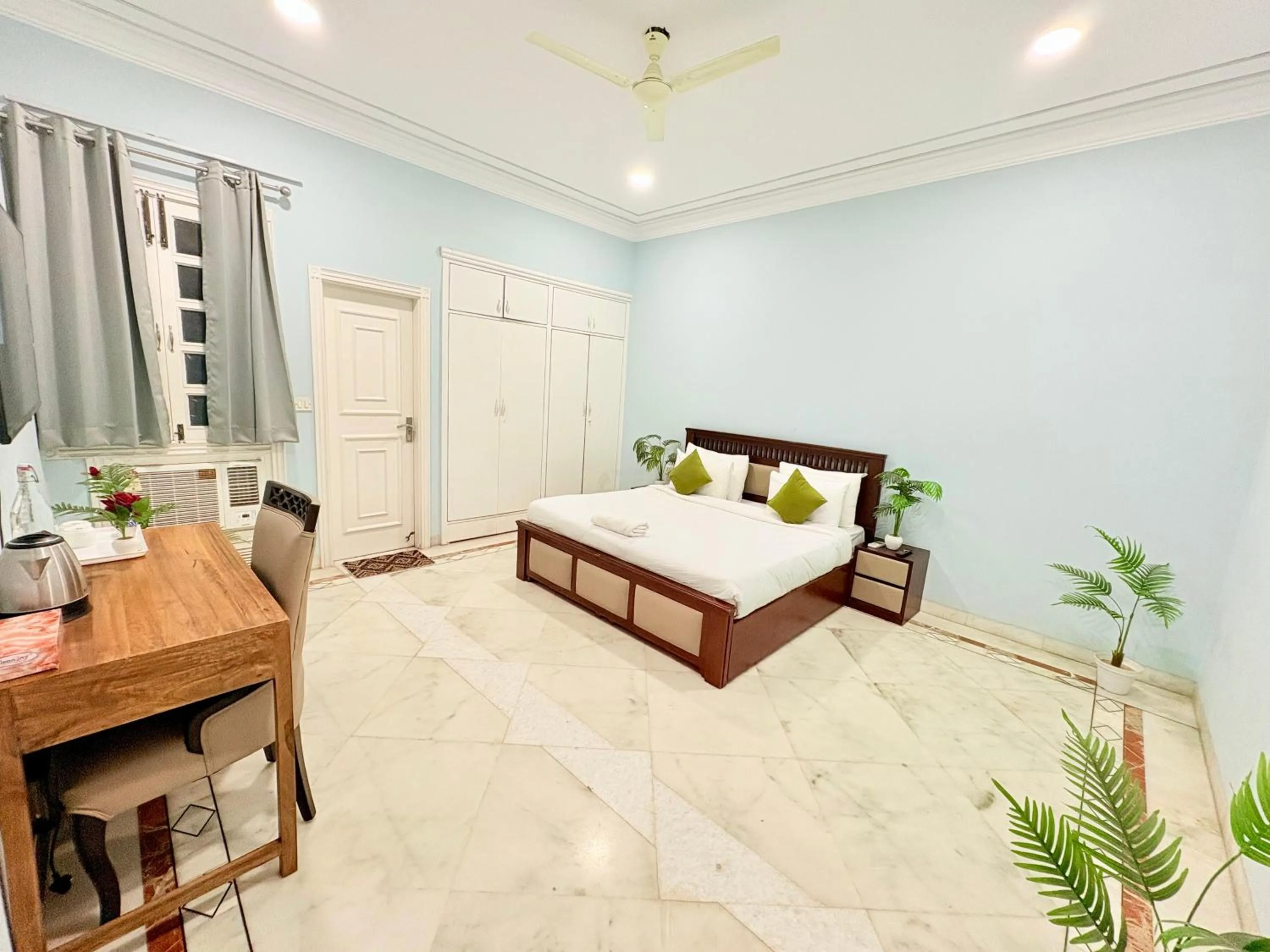 Coffee/tea facilities, Bed in Gulmohar Residency, Hauz Khas New Delhi, Couple Friendly