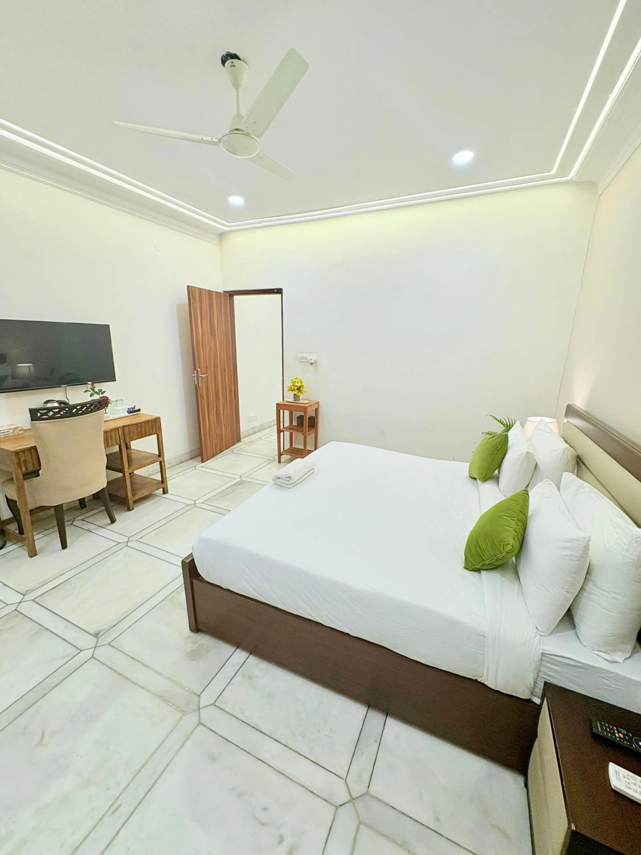 TV and multimedia, Bed in Gulmohar Residency, Hauz Khas New Delhi, Couple Friendly