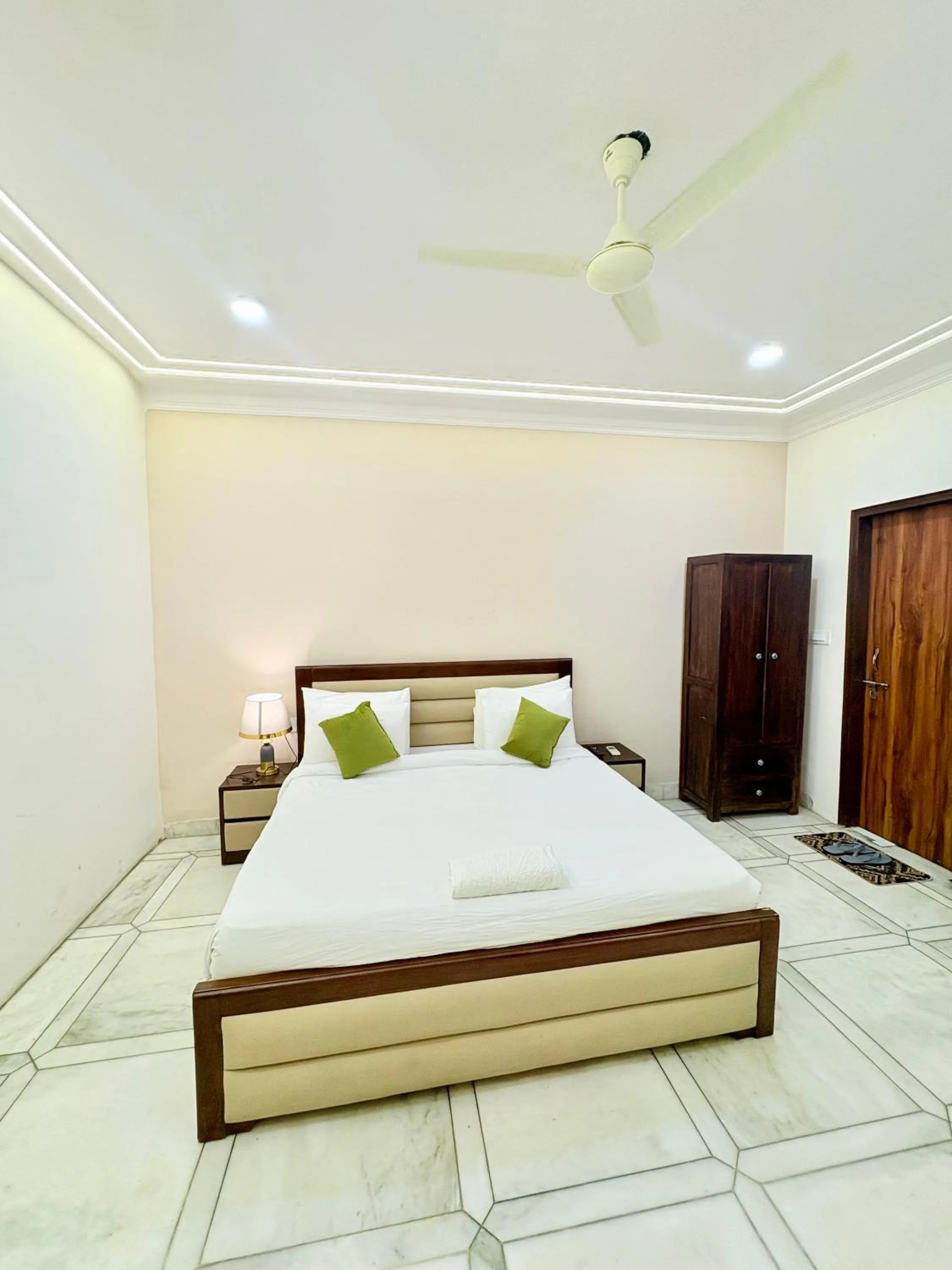 Bedroom, Bed in Gulmohar Residency, Hauz Khas New Delhi, Couple Friendly