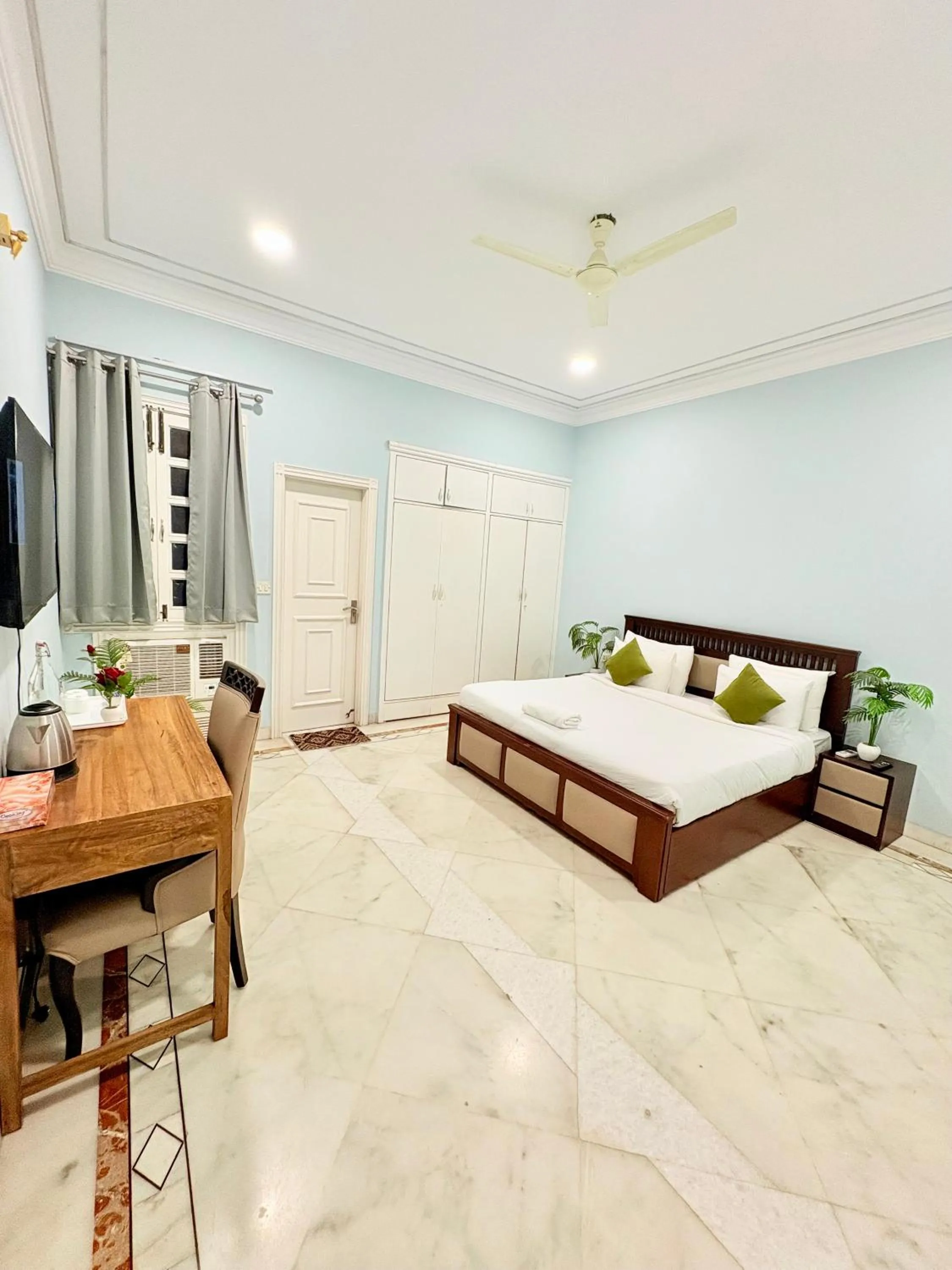Bed in Gulmohar Residency, Hauz Khas New Delhi, Couple Friendly