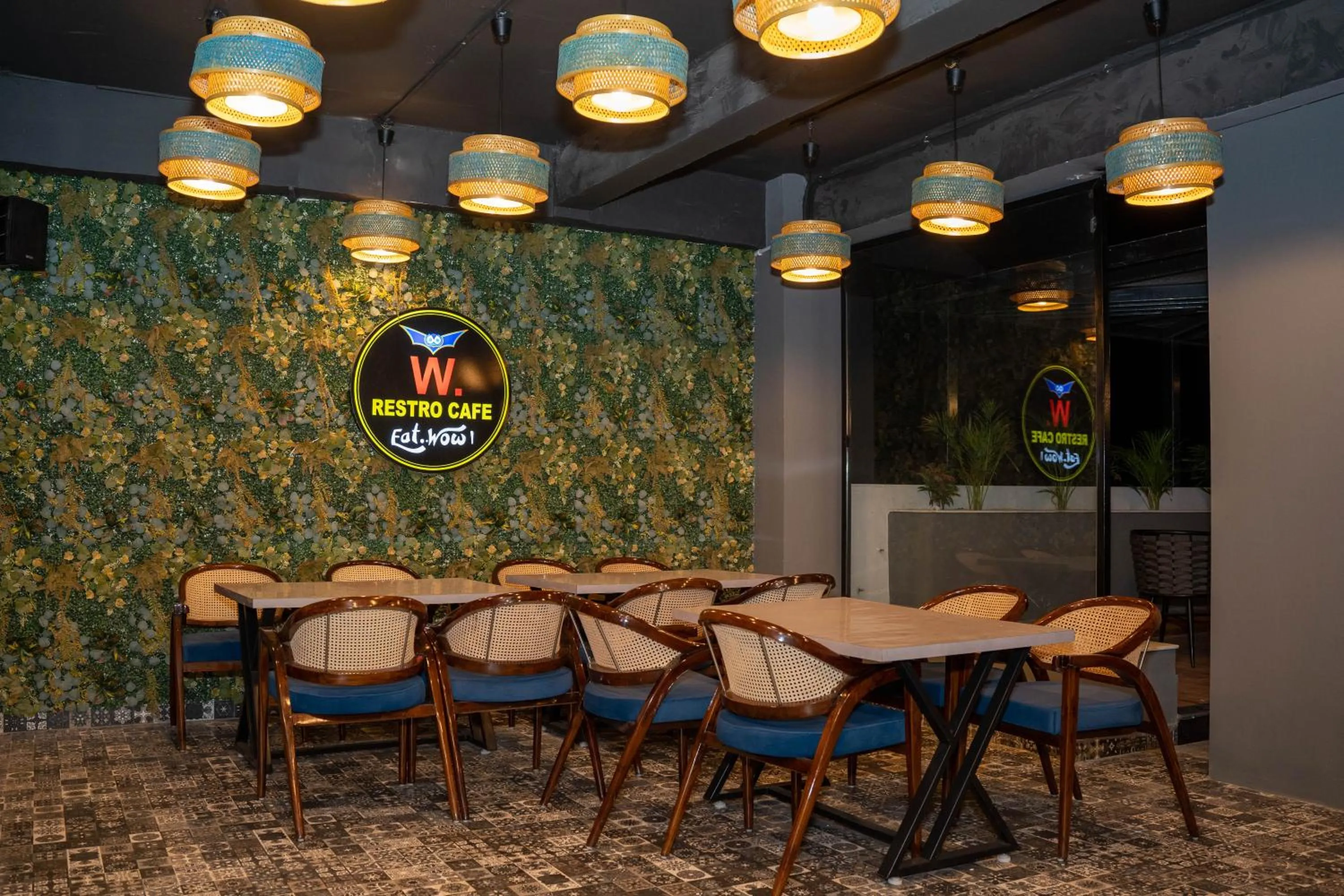 Restaurant/places to eat in Hotel W Grand - A Boutique Hotel