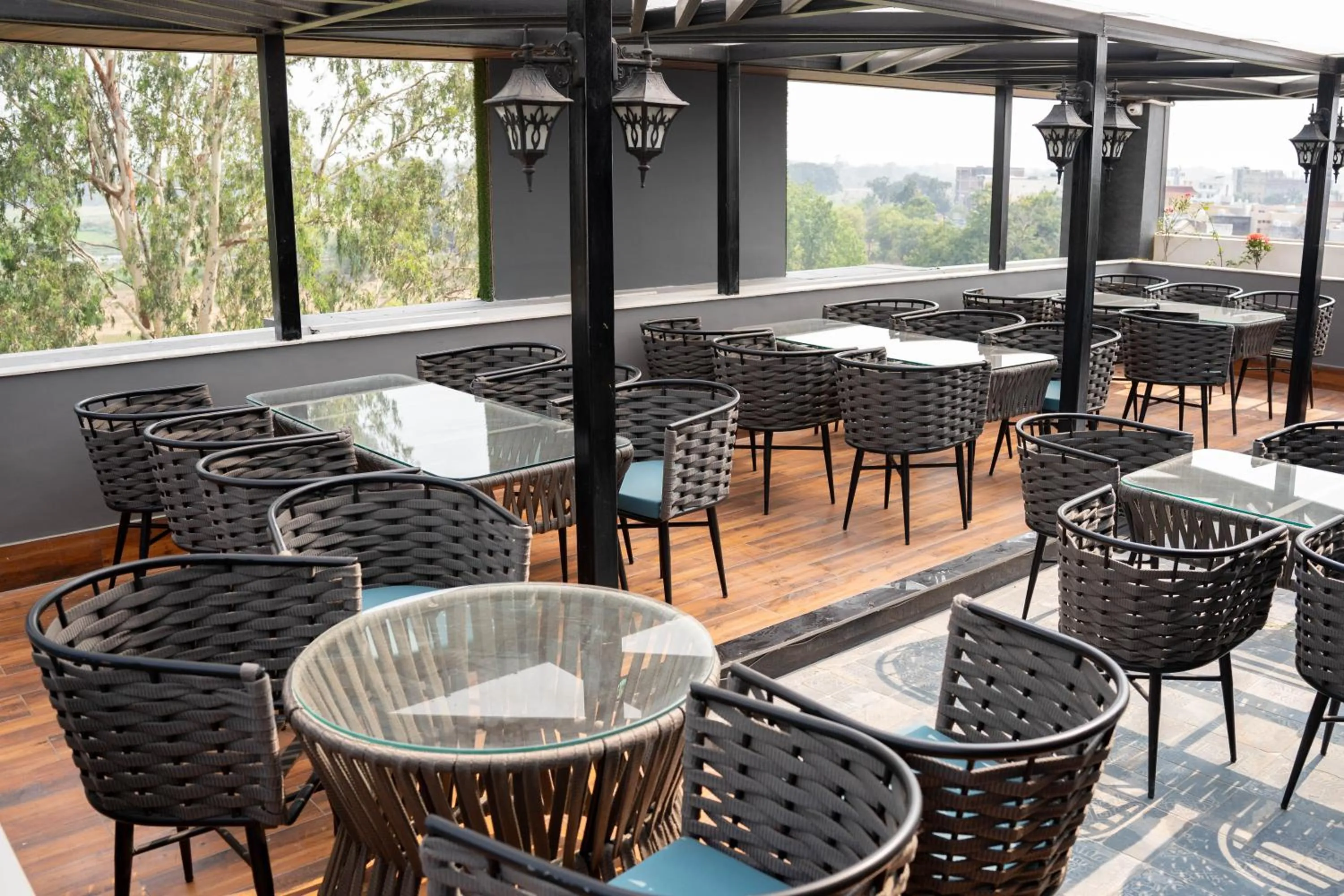 Restaurant/places to eat in Hotel W Grand - A Boutique Hotel