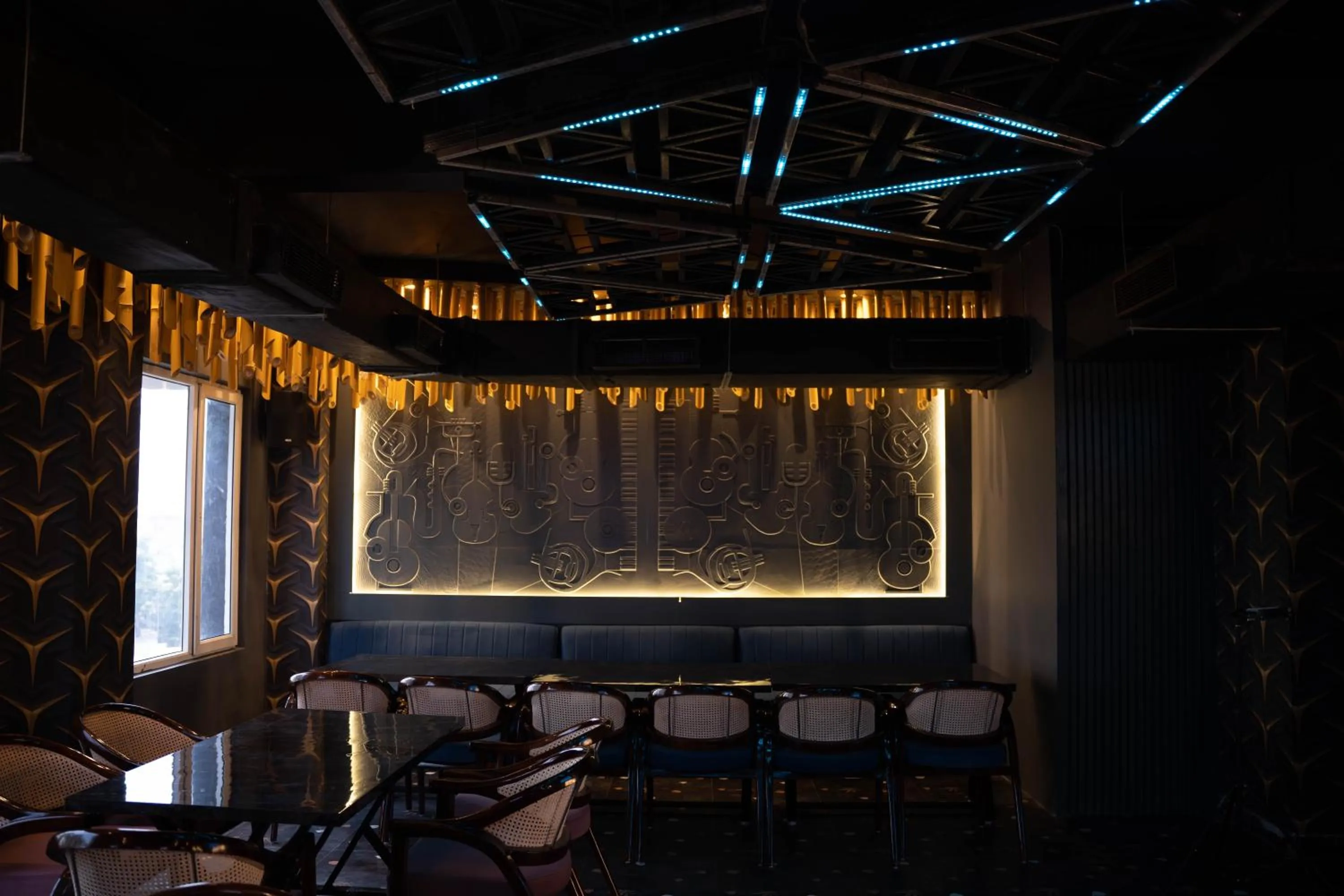 Restaurant/places to eat in Hotel W Grand - A Boutique Hotel