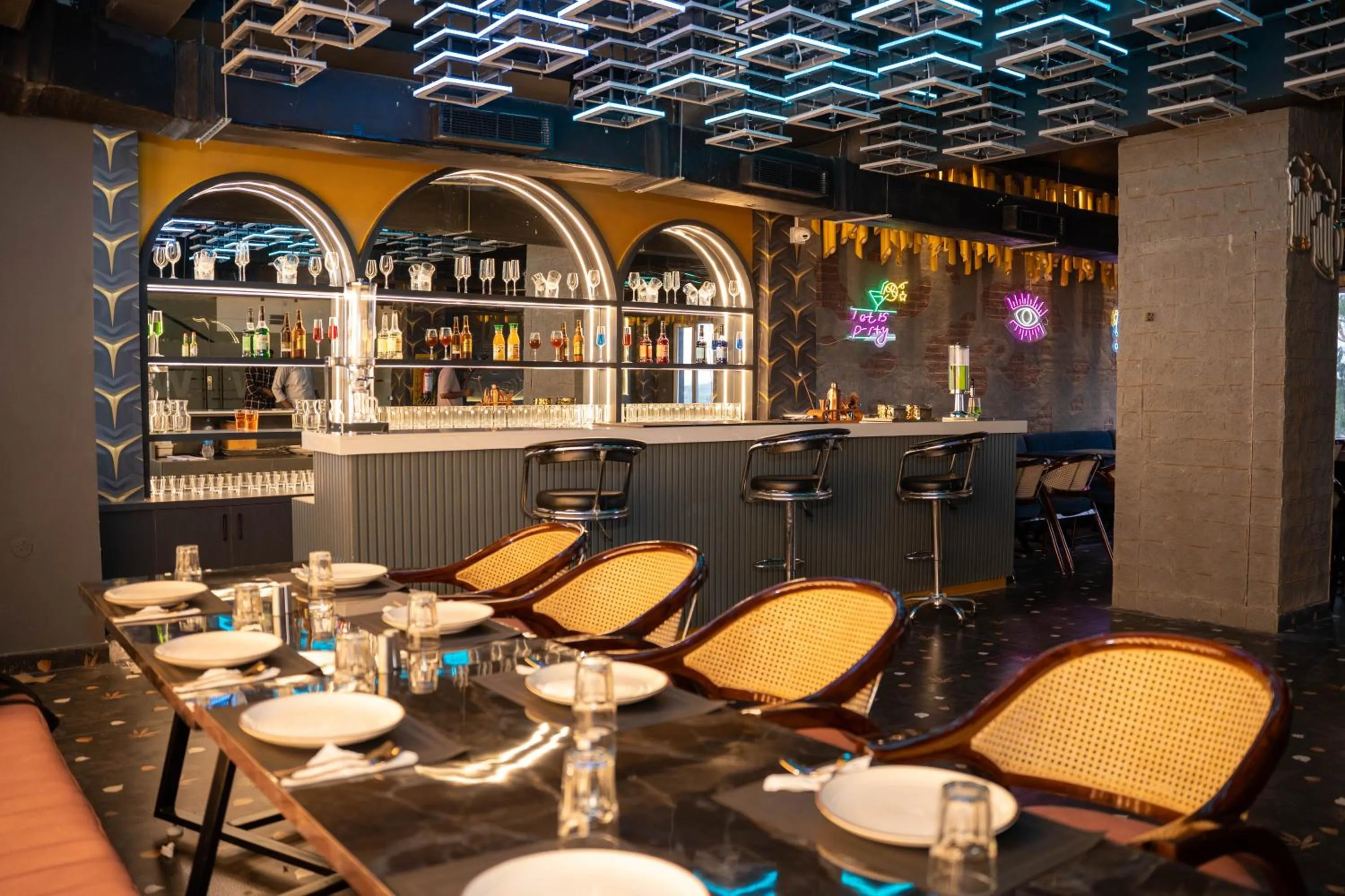 Restaurant/places to eat in Hotel W Grand - A Boutique Hotel