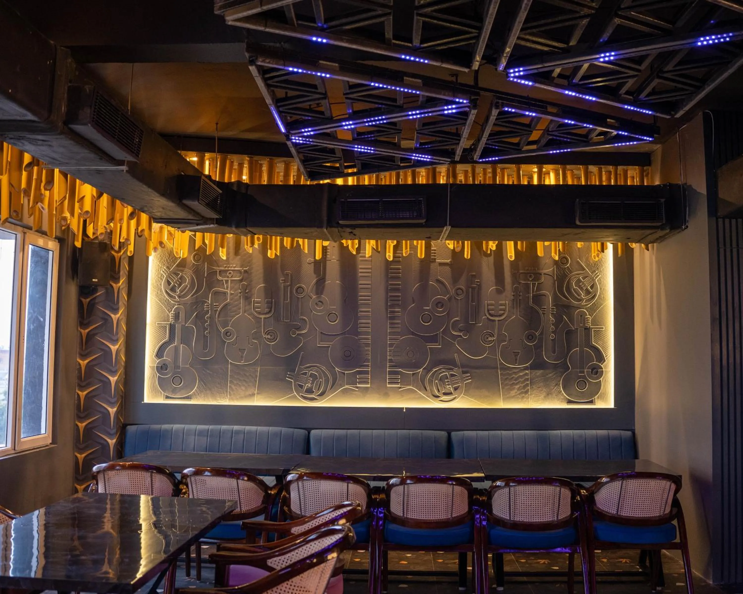 Restaurant/places to eat in Hotel W Grand - A Boutique Hotel