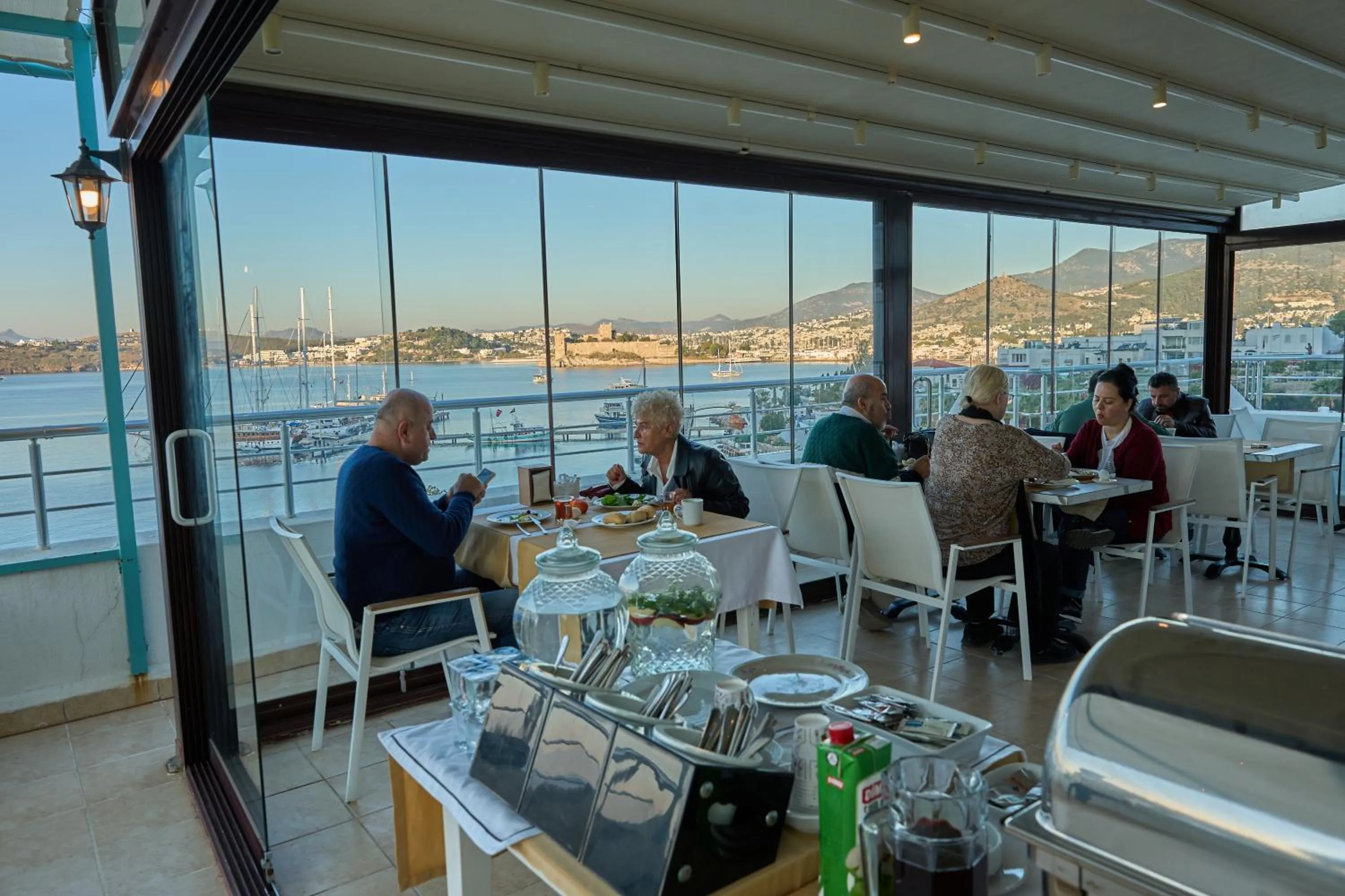 Restaurant/places to eat in Mia Hill Suites