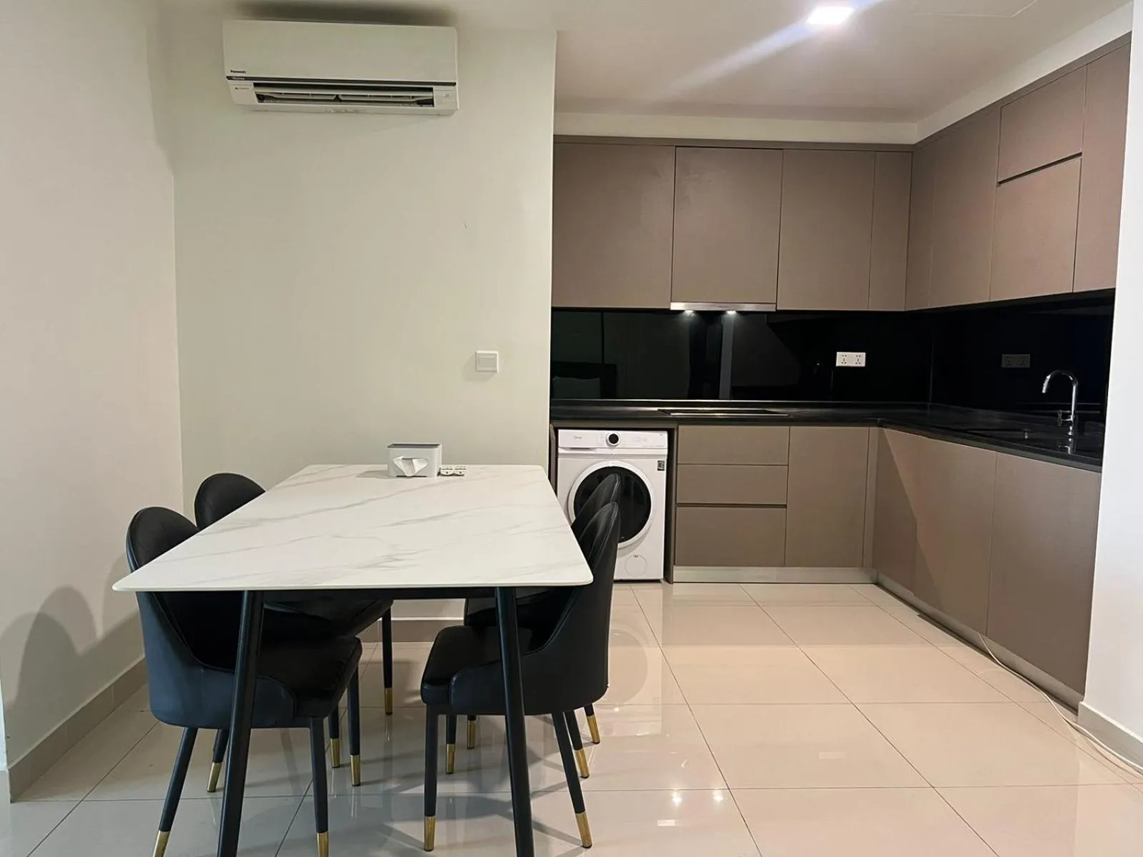 The PeAk Residence, Multi-Apartment by Emma