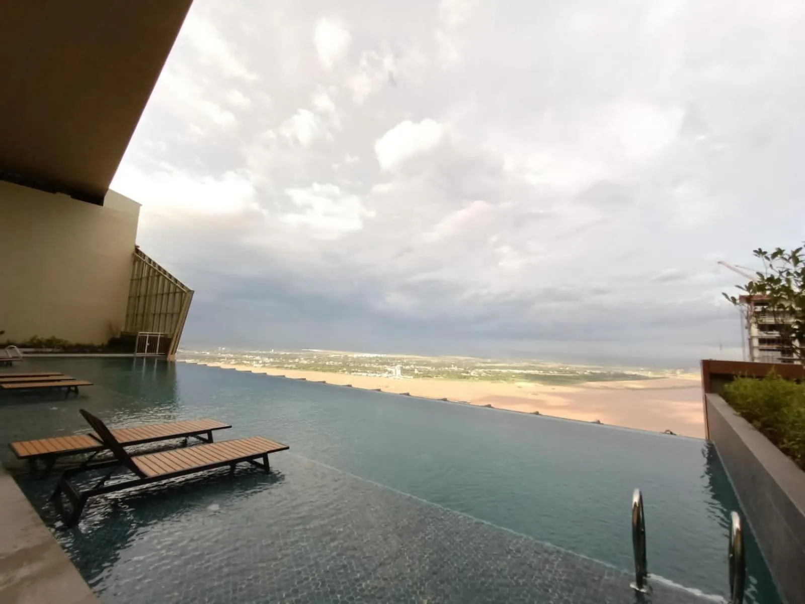 The PeAk Residence, Multi-Apartment by Emma