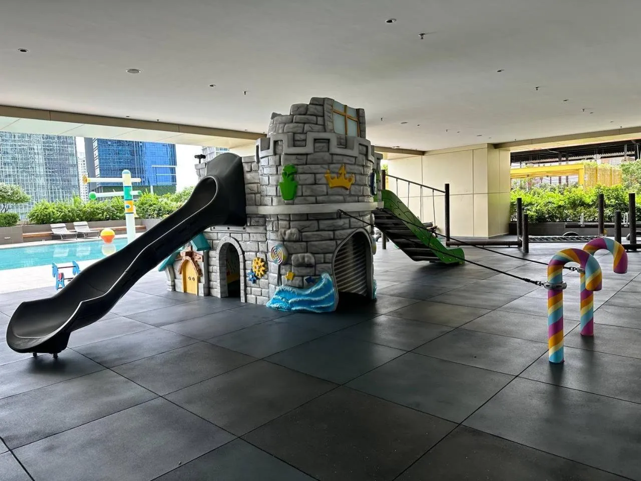 The PeAk Residence, Multi-Apartment by Emma