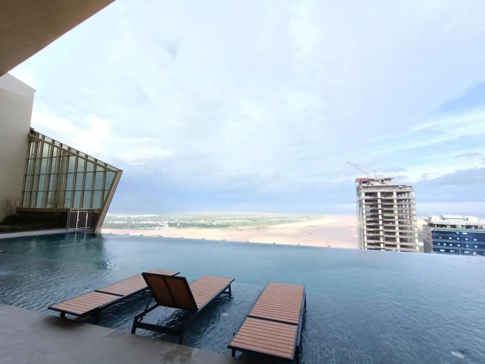 The PeAk Residence, Multi-Apartment by Emma