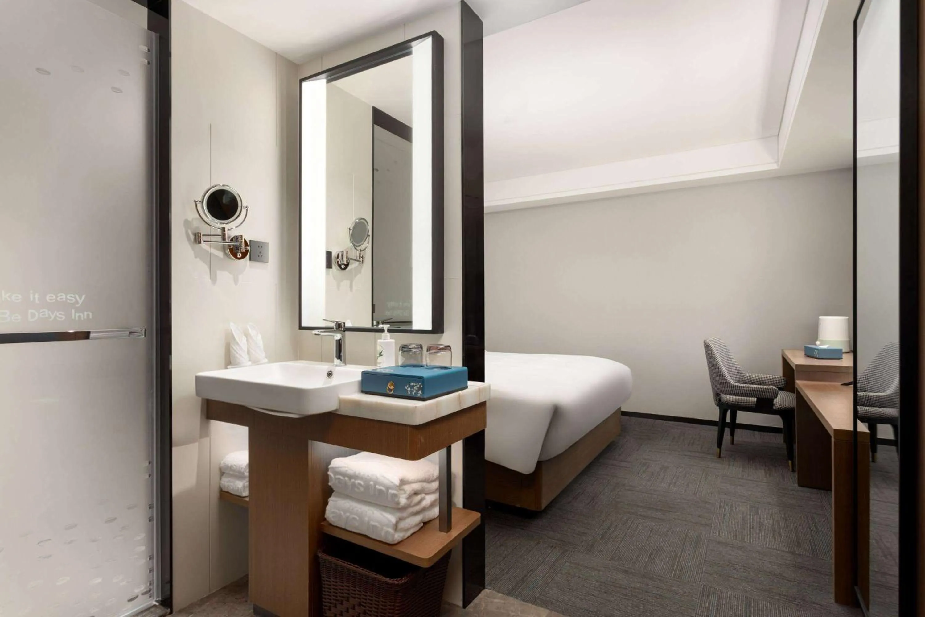 Bathroom, Bed in Days Inn by Wyndham Lanzhou Chengguan