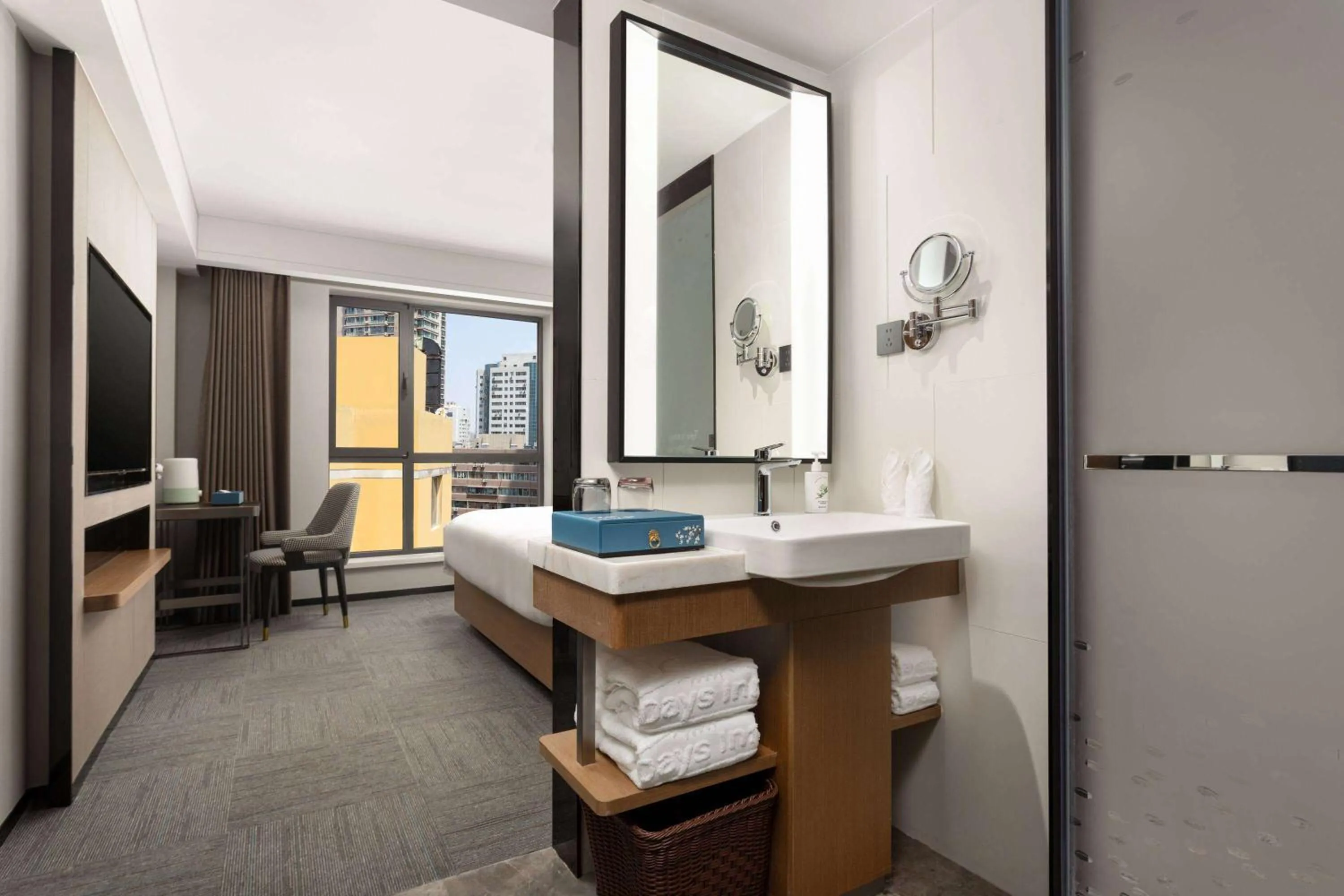 Bathroom, Bed in Days Inn by Wyndham Lanzhou Chengguan