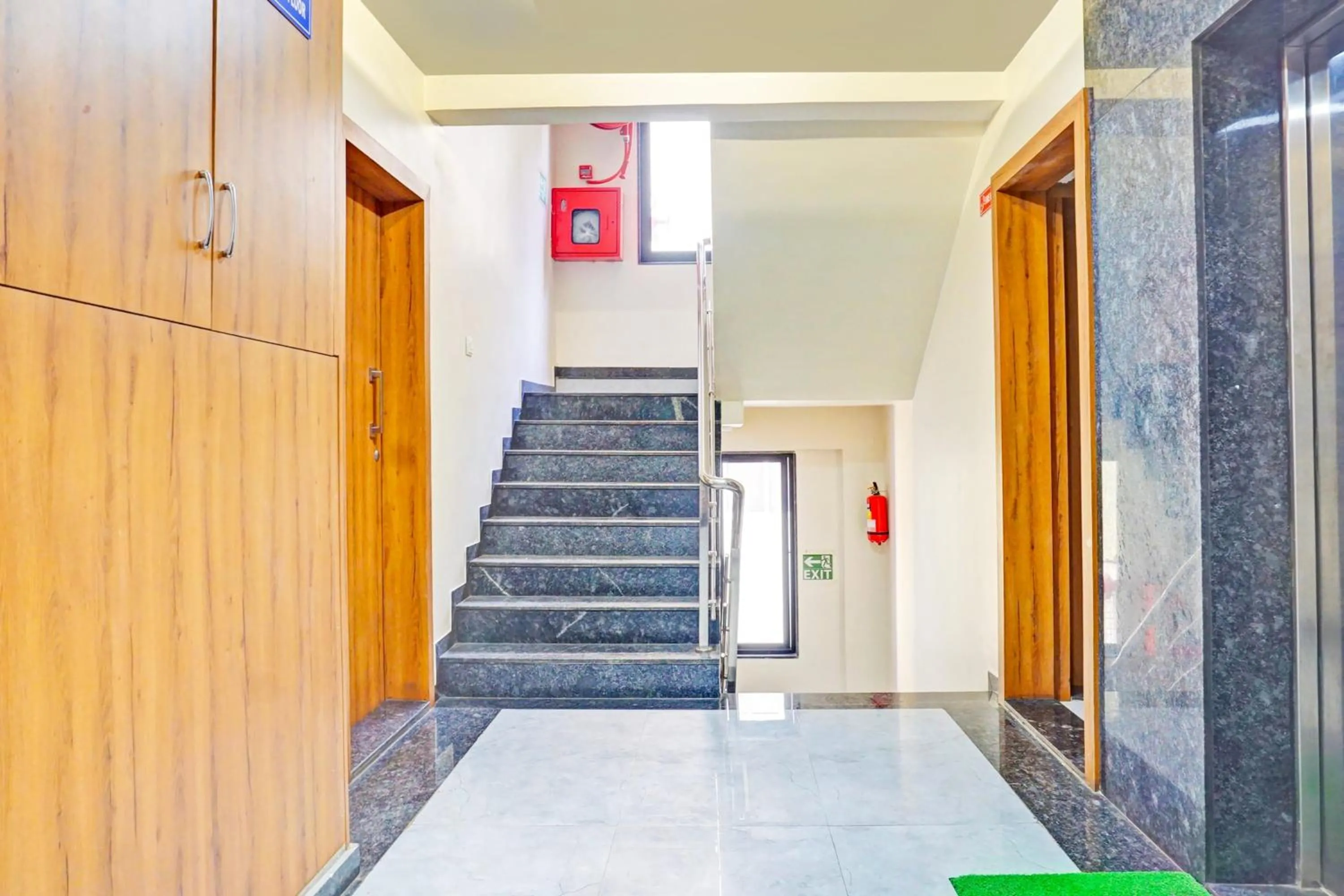 Lobby or reception in Super Townhouse Amanora Park Town Formerly Samrat Inn