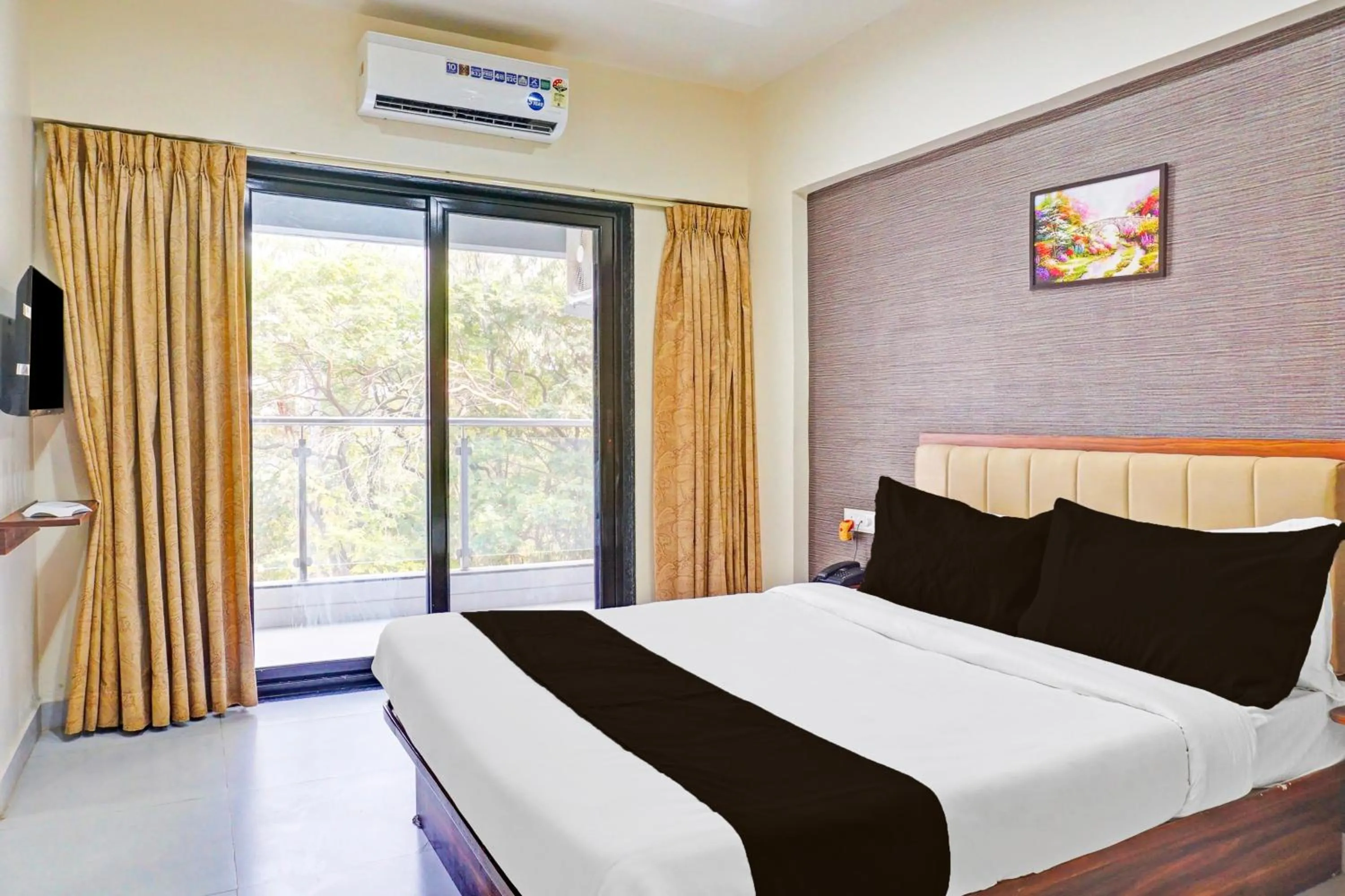 Bedroom, Bed in Super Townhouse Amanora Park Town Formerly Samrat Inn