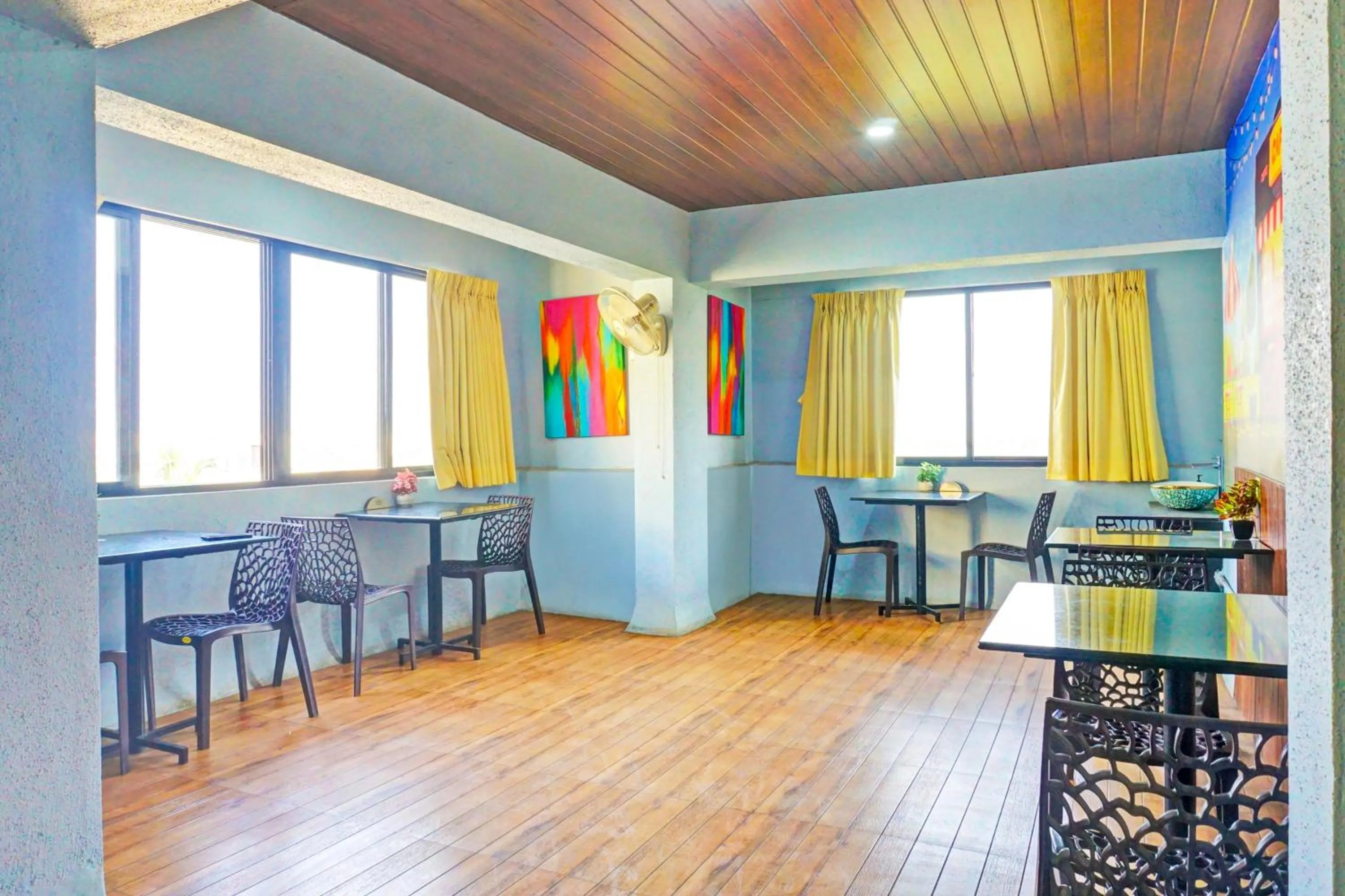 Restaurant/places to eat in Super Townhouse Amanora Park Town Formerly Samrat Inn