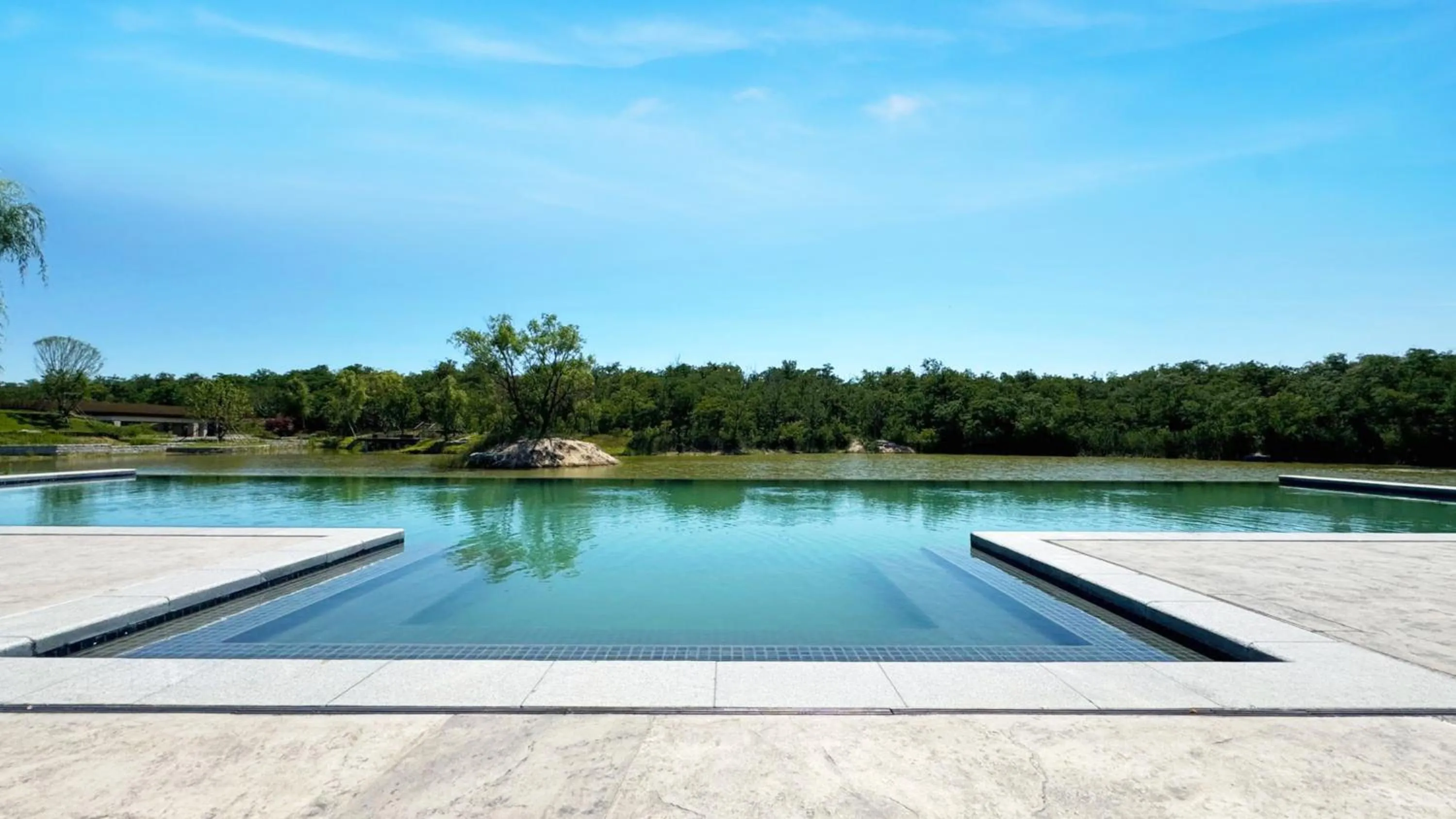 Swimming pool in Hotel Indigo Beidaihe