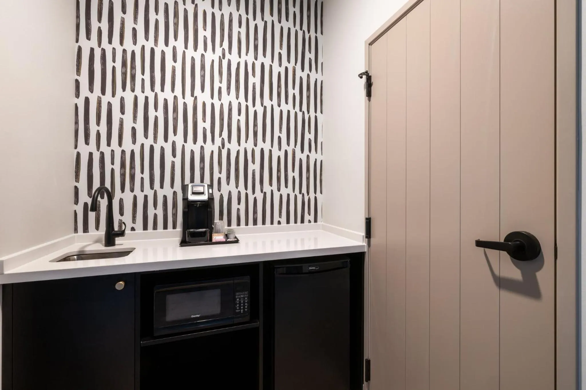 Photo of the whole room in Atwell Suites Kansas City Airport by IHG