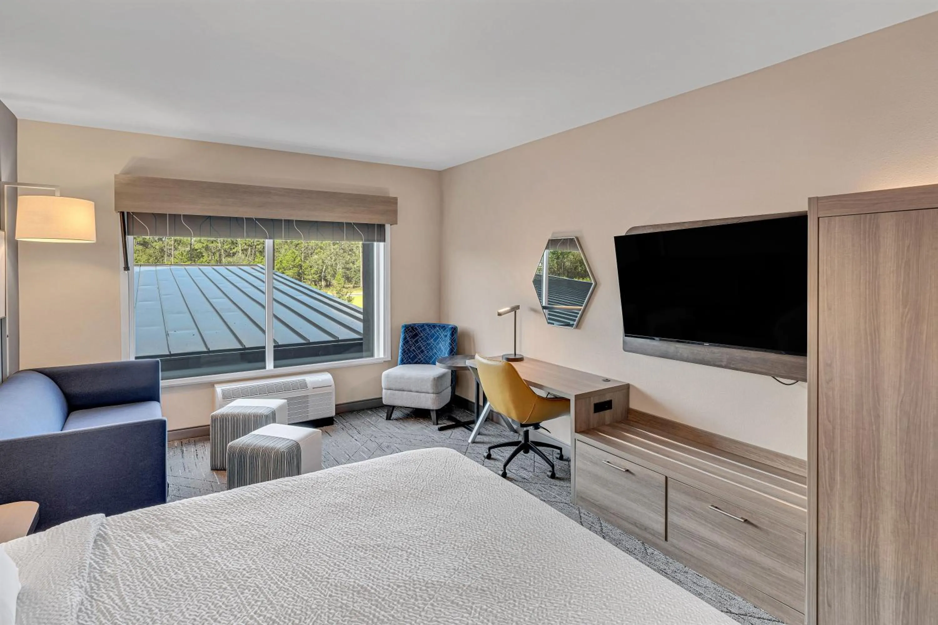 Bed in Holiday Inn Express & Suites Fort Walton Beach - Eglin Area by IHG