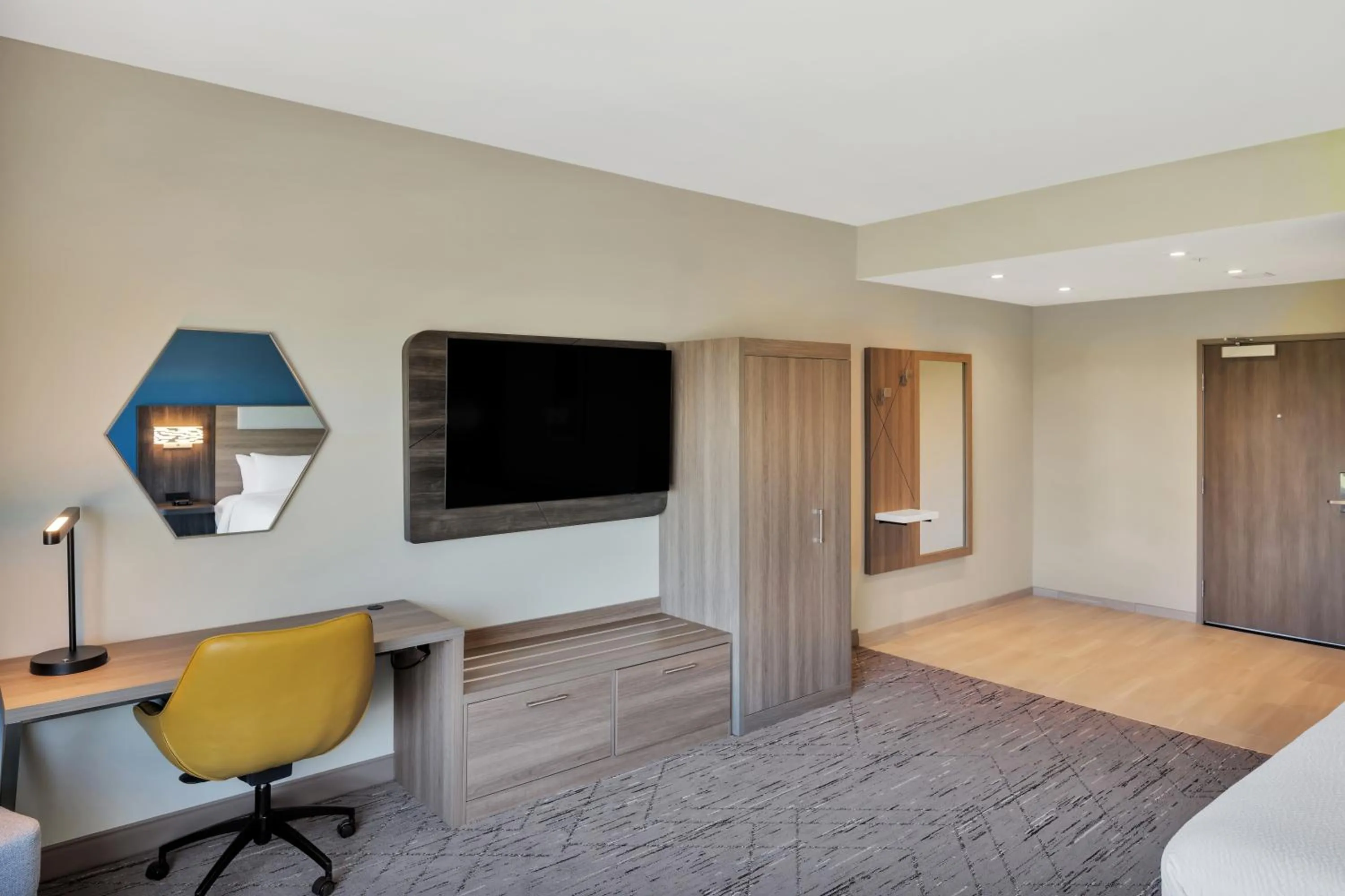 TV and multimedia, Bed in Holiday Inn Express & Suites Fort Walton Beach - Eglin Area by IHG