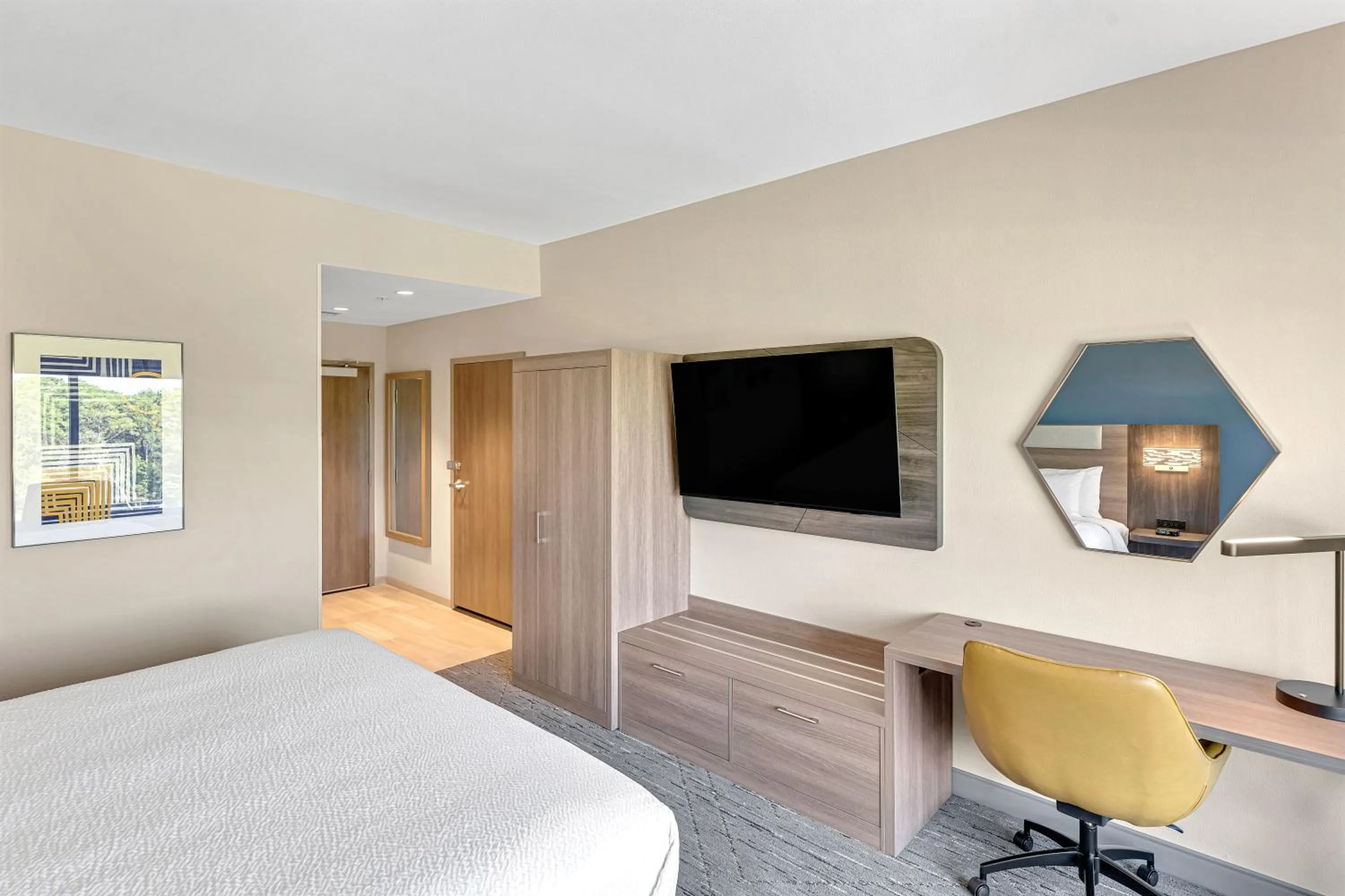 TV and multimedia, Bed in Holiday Inn Express & Suites Fort Walton Beach - Eglin Area by IHG