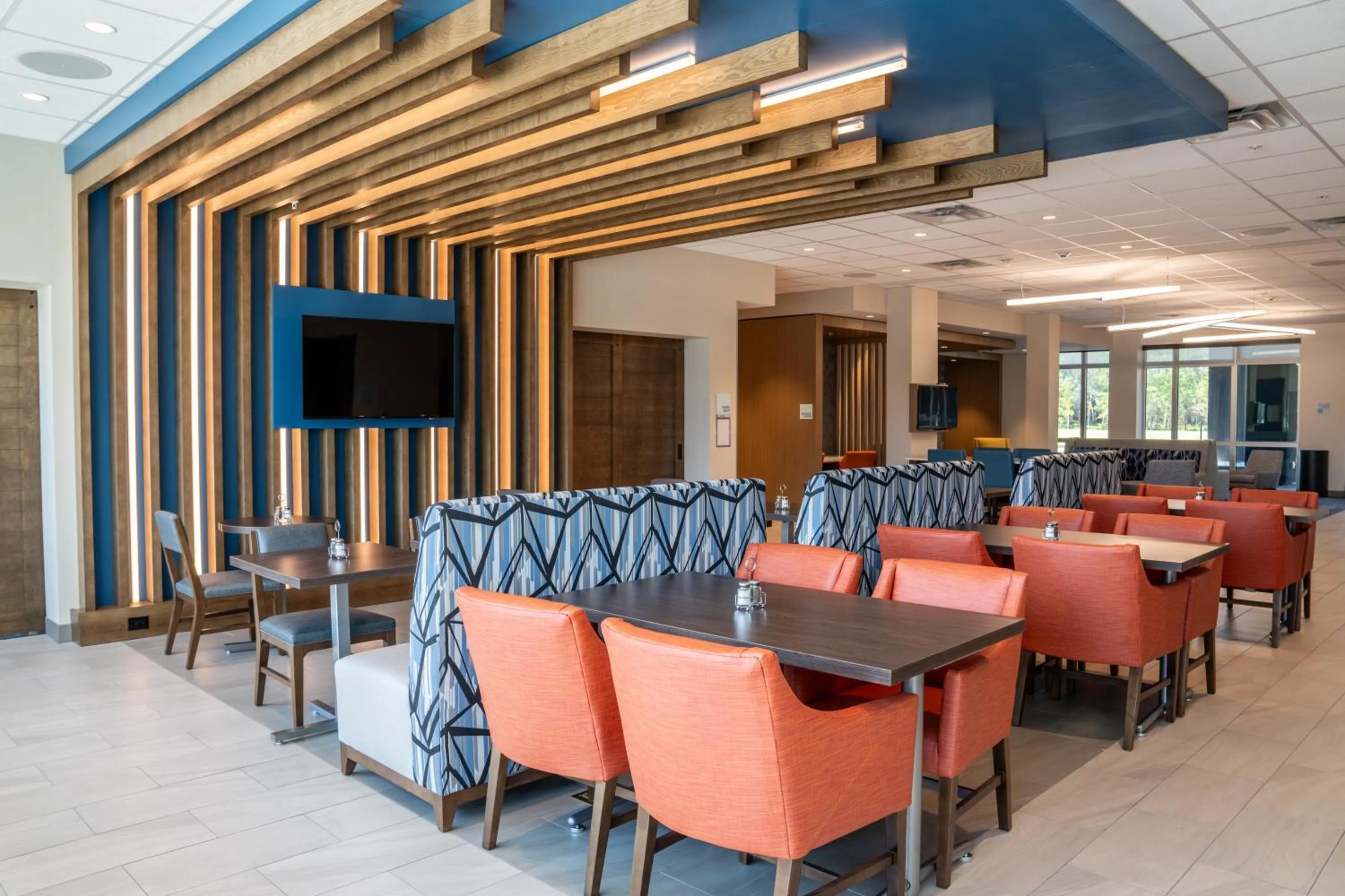 Seating area in Holiday Inn Express & Suites Fort Walton Beach - Eglin Area by IHG