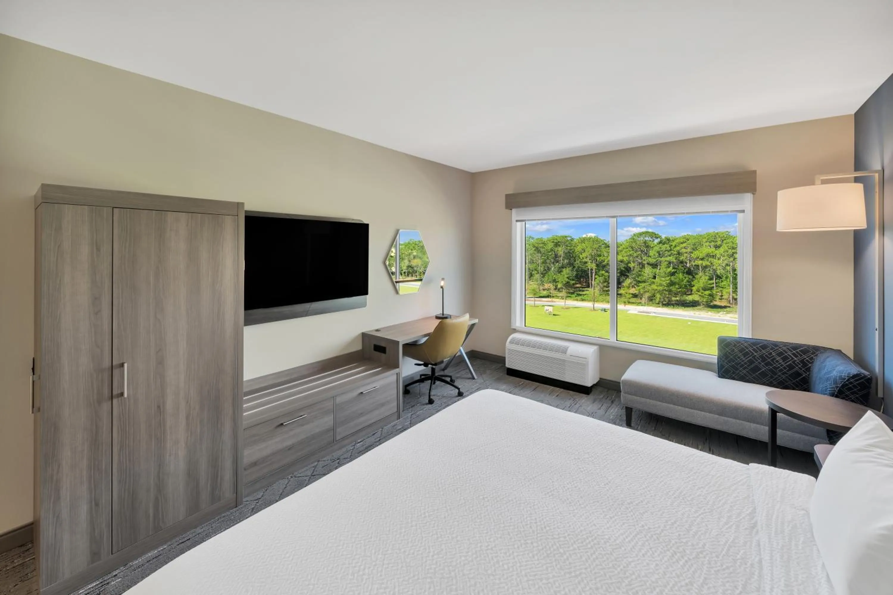 Bed in Holiday Inn Express & Suites Fort Walton Beach - Eglin Area by IHG