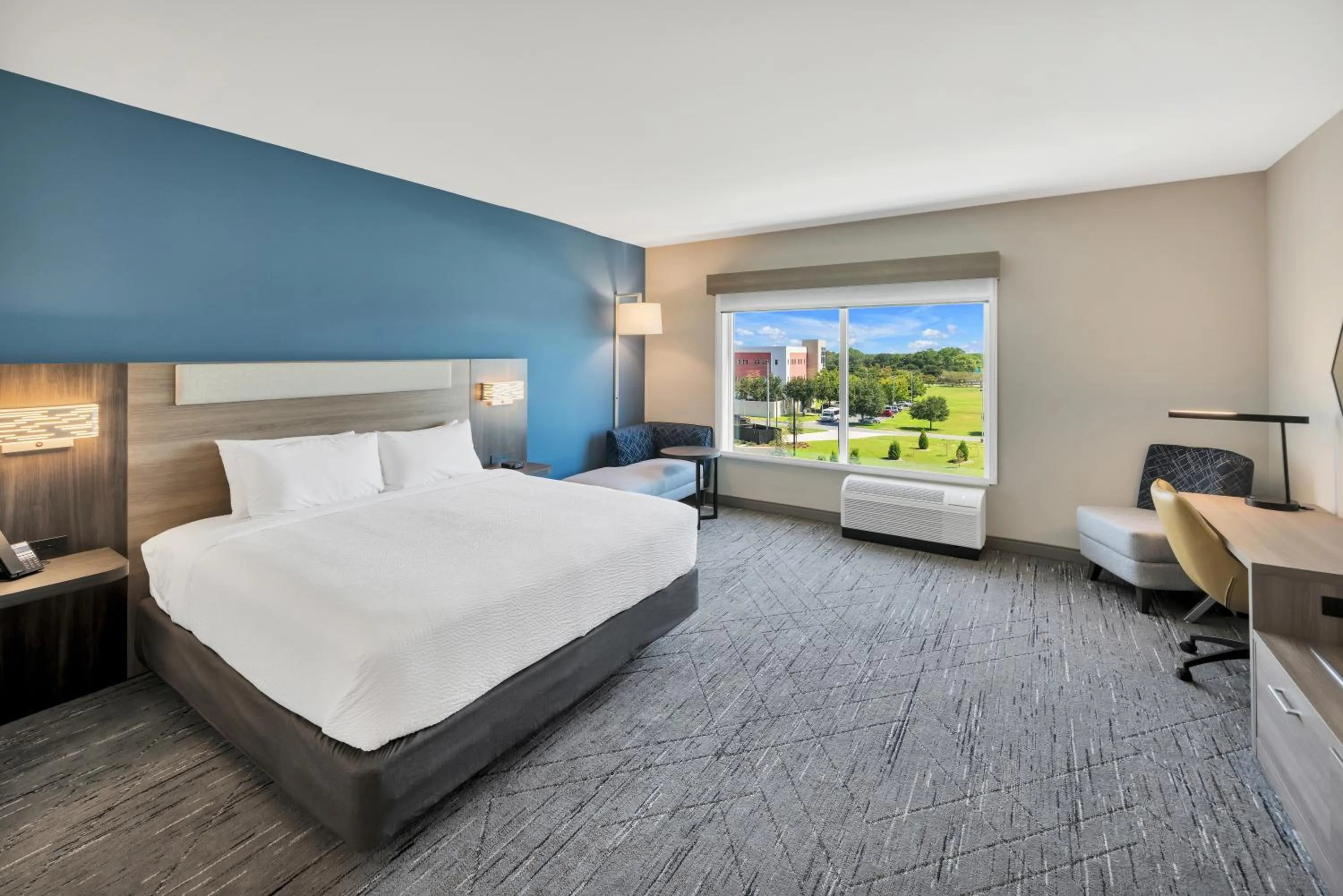 Bed in Holiday Inn Express & Suites Fort Walton Beach - Eglin Area by IHG