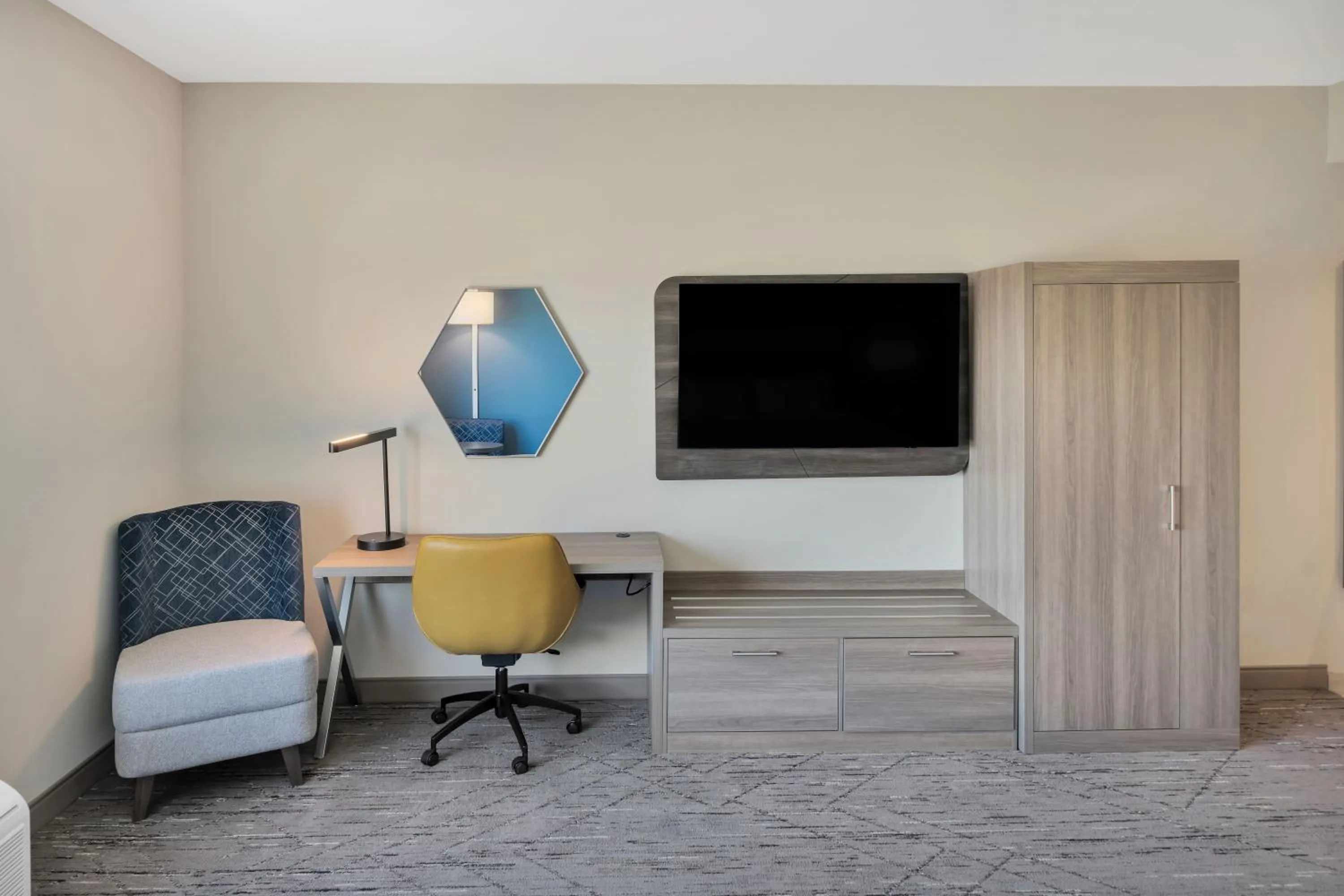 TV and multimedia in Holiday Inn Express & Suites Fort Walton Beach - Eglin Area by IHG