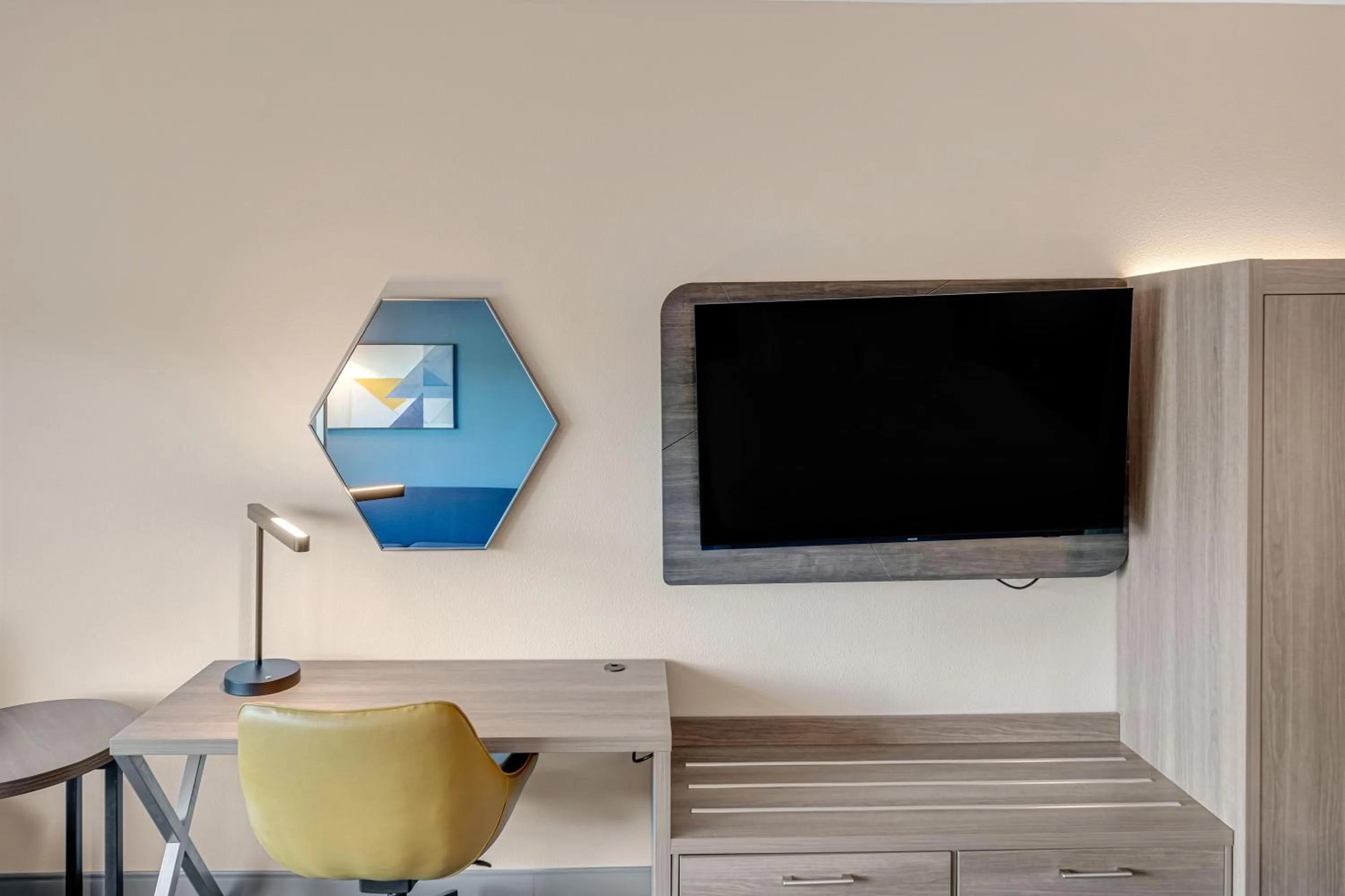 TV and multimedia in Holiday Inn Express & Suites Fort Walton Beach - Eglin Area by IHG