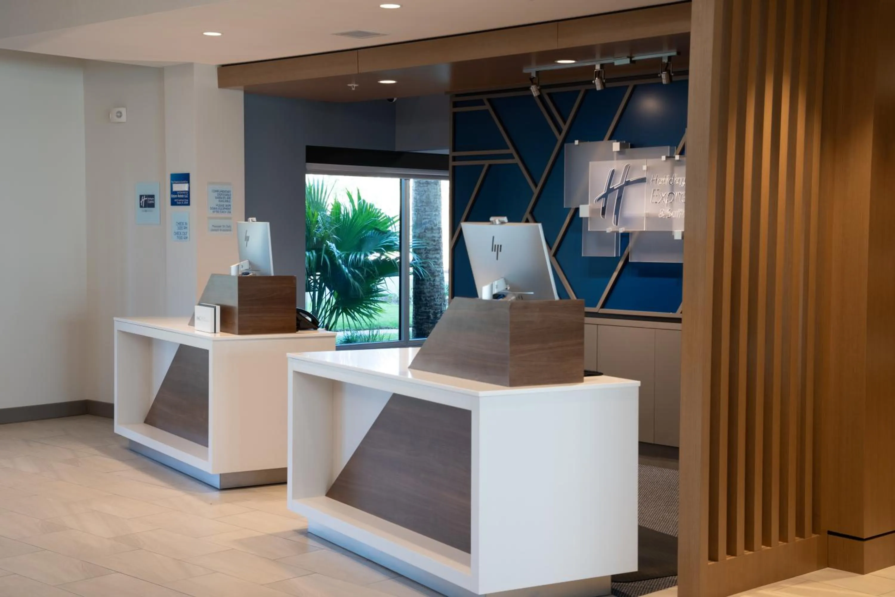 Lobby or reception in Holiday Inn Express & Suites Fort Walton Beach - Eglin Area by IHG